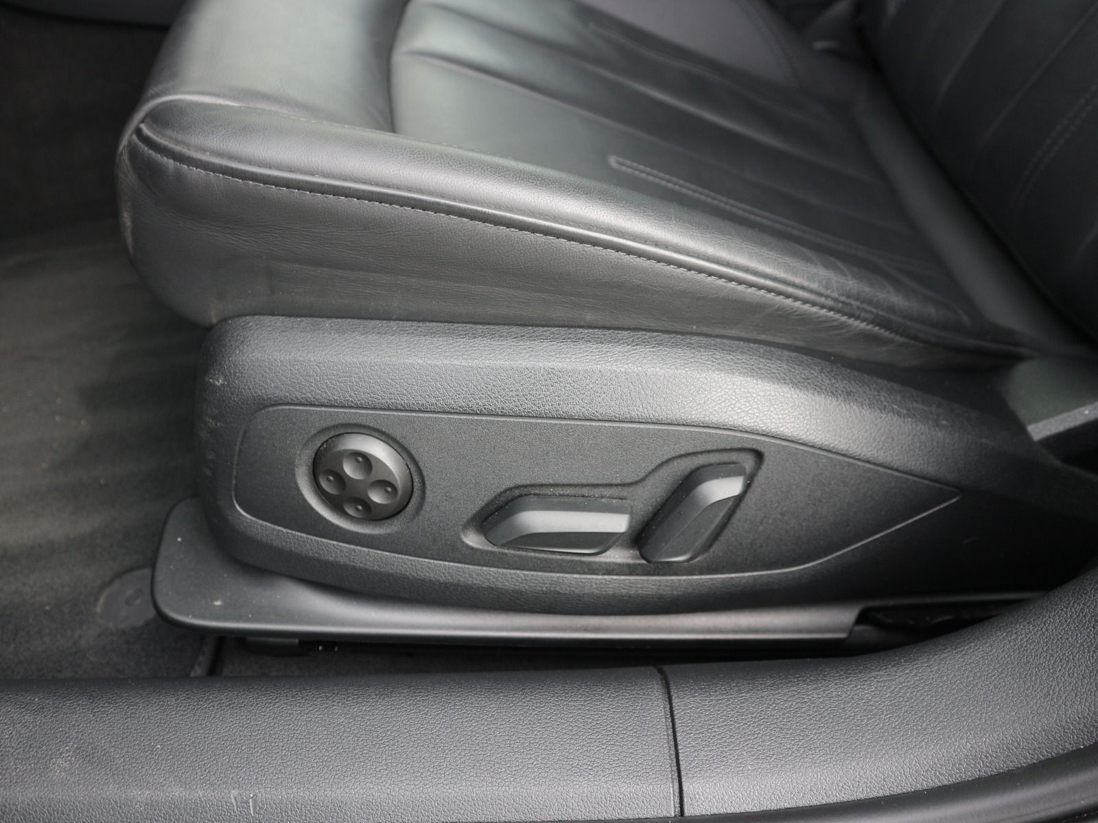 Fahrzeugabbildung Audi A4 Avant S line 40 TDI quattro S tronic ACC*CARPLA*RFK