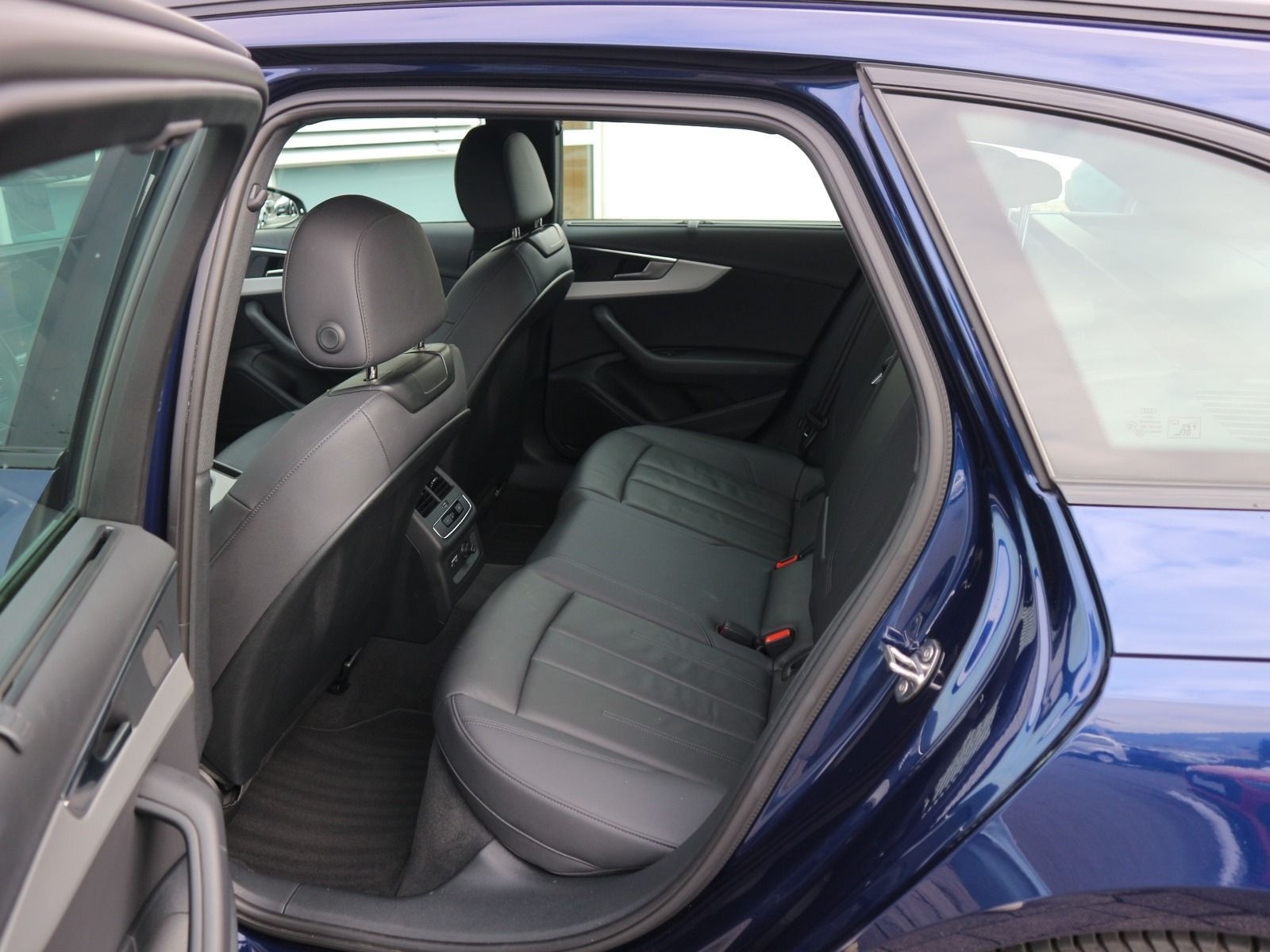 Fahrzeugabbildung Audi A4 Avant S line 40 TDI quattro S tronic ACC*CARPLA*RFK