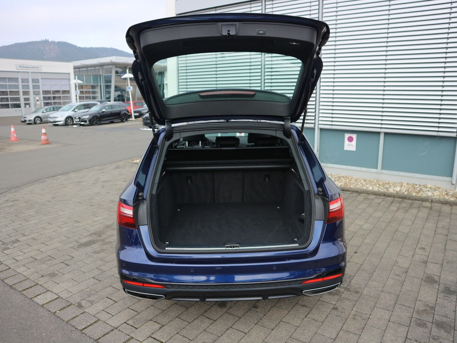 Fahrzeugabbildung Audi A4 Avant S line 40 TDI quattro S tronic ACC*CARPLA*RFK