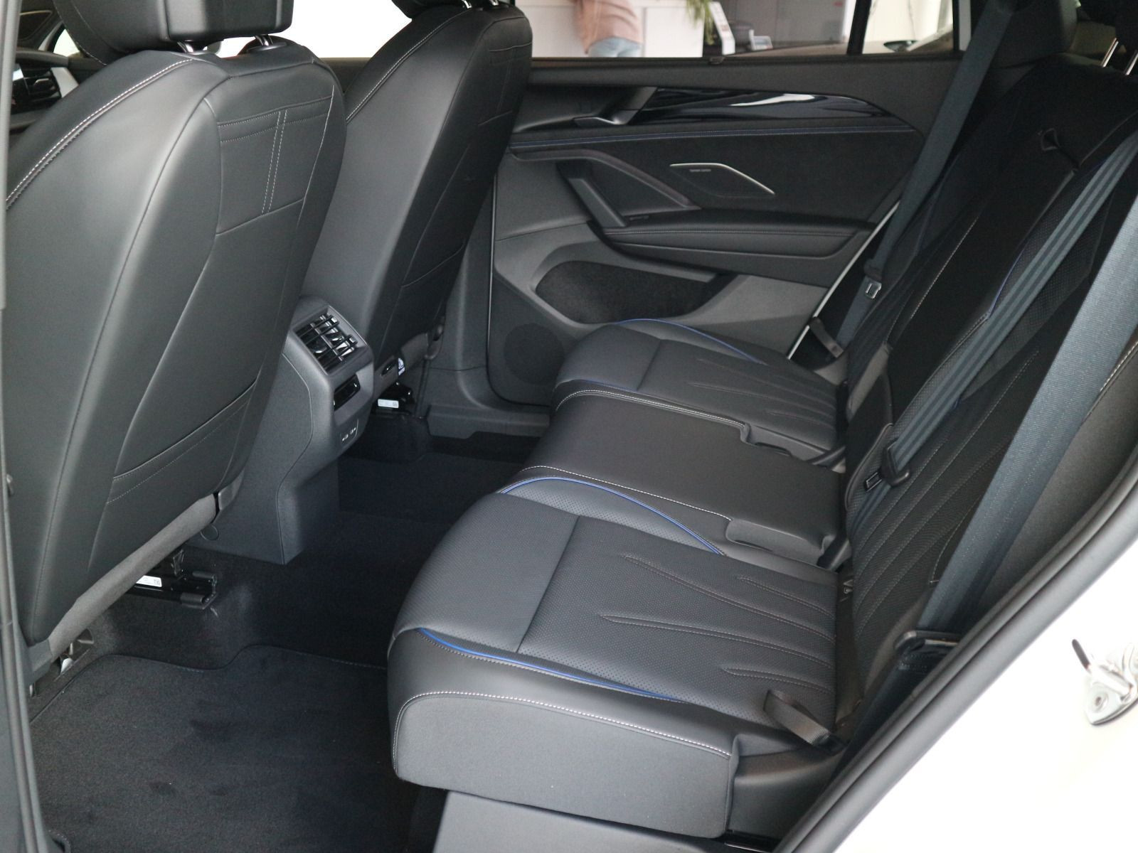 Fahrzeugabbildung Volkswagen Tayron R-Line 1,5 l eHybrid OPF 130 kW (177 PS) / 85 kW (115 PS) DSG*WINTERRÄDER*PANO*STANDHZG*HARMAN KARDON*