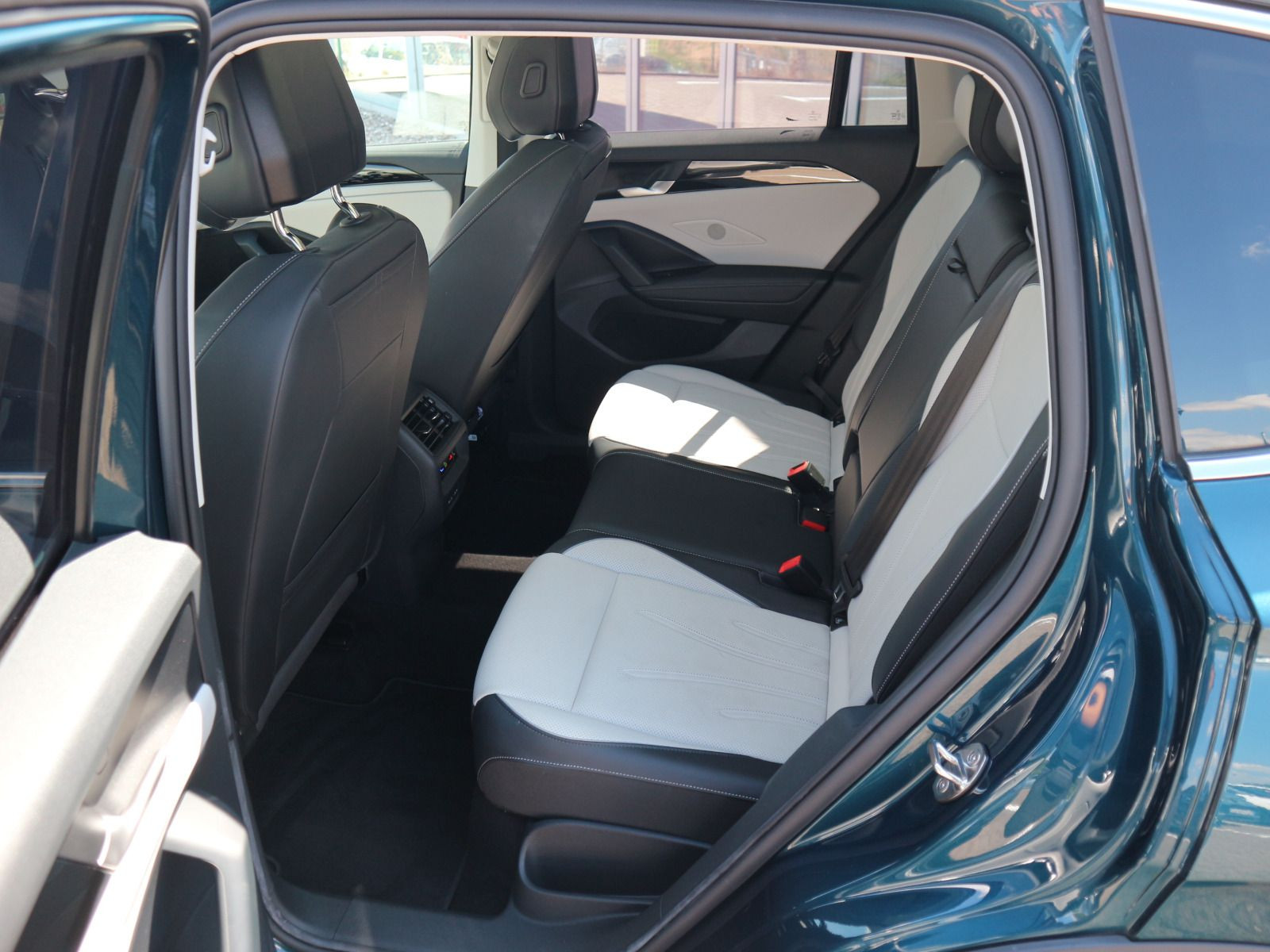 Fahrzeugabbildung Volkswagen Tiguan Elegance 2.0 TDI DSG AHK PANO 360°STHZG