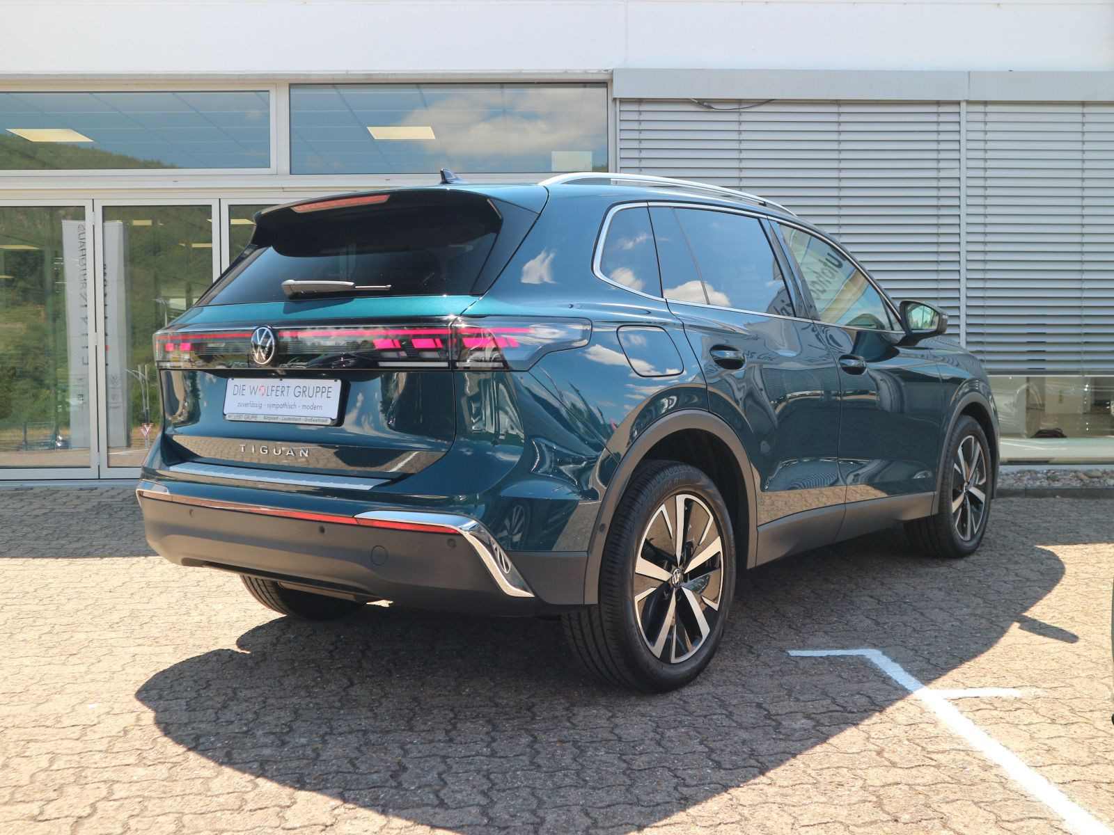 Fahrzeugabbildung Volkswagen Tiguan Elegance 2.0 TDI DSG AHK PANO 360°STHZG