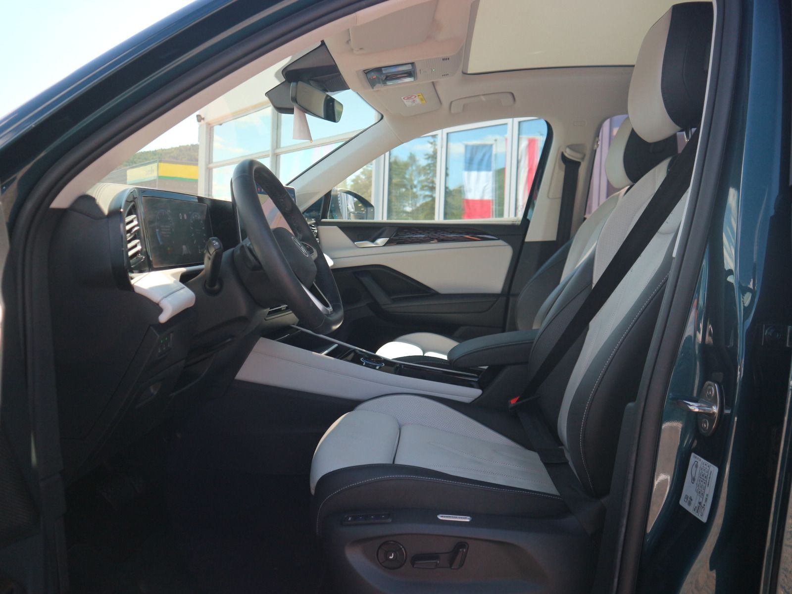 Fahrzeugabbildung Volkswagen Tiguan Elegance 2.0 TDI DSG AHK PANO 360°STHZG