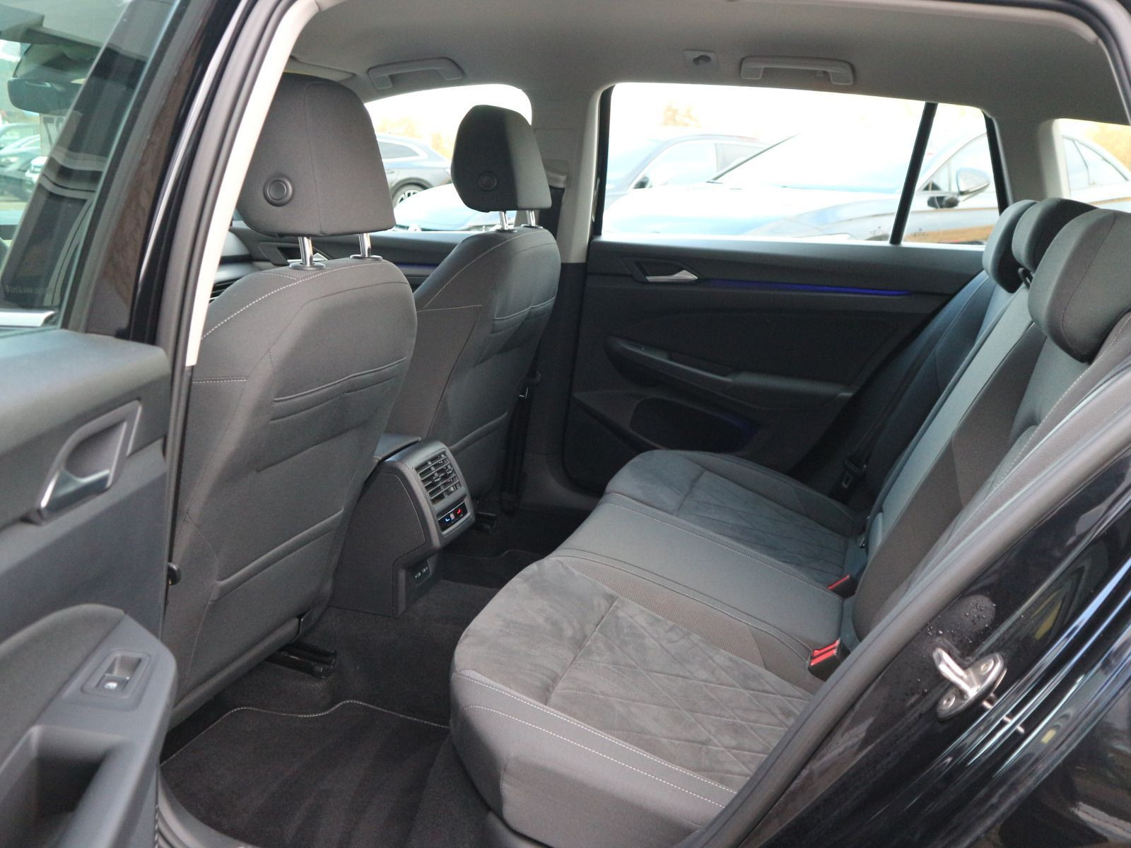 Fahrzeugabbildung Volkswagen Golf VIII Variant 2.0 TDI DSG Style AHK NAV APP CONNECT