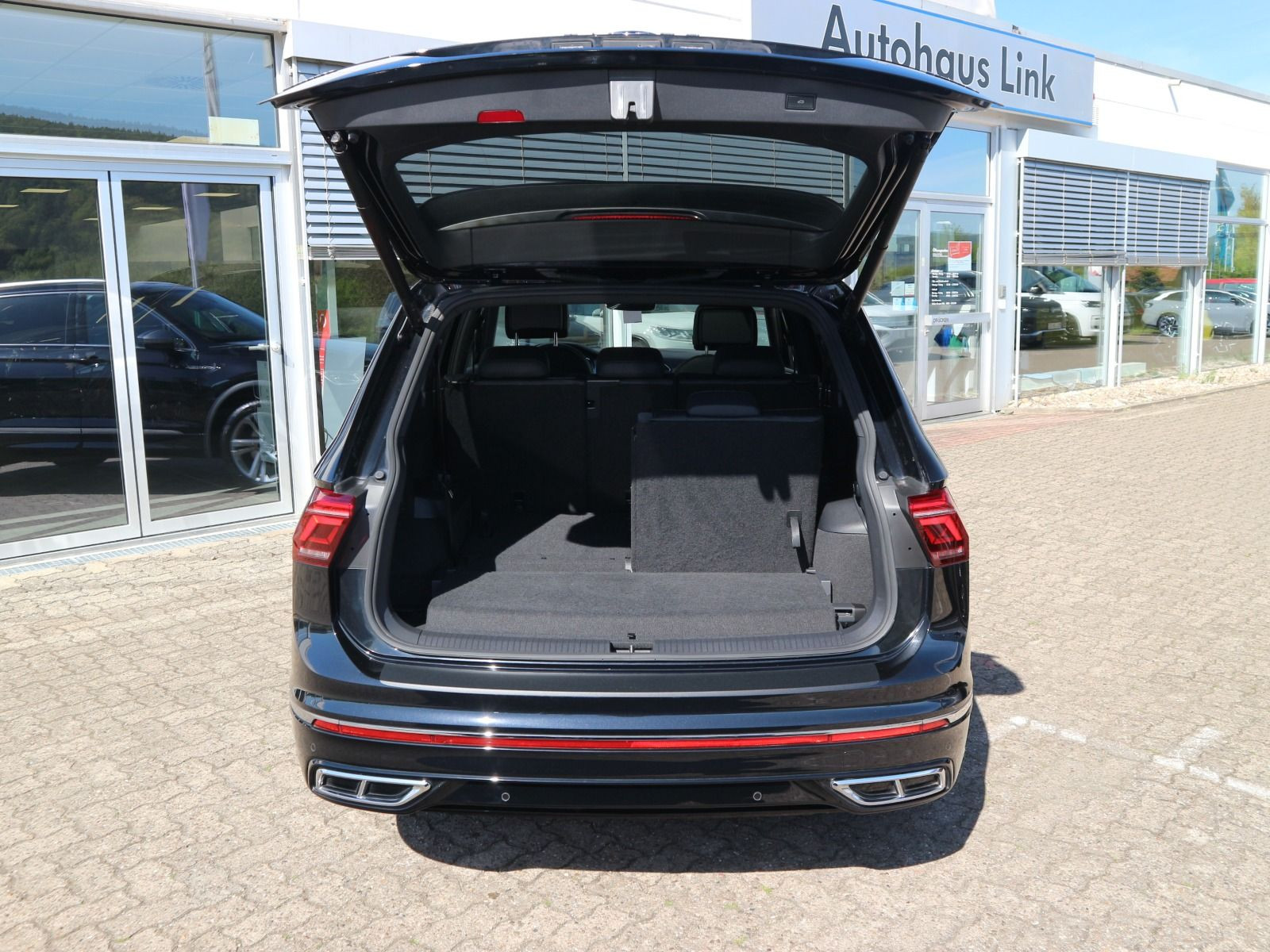 Fahrzeugabbildung Volkswagen Tiguan Allspace R-Line 2.0 TDI 4M DSG STHZG HK PANO
