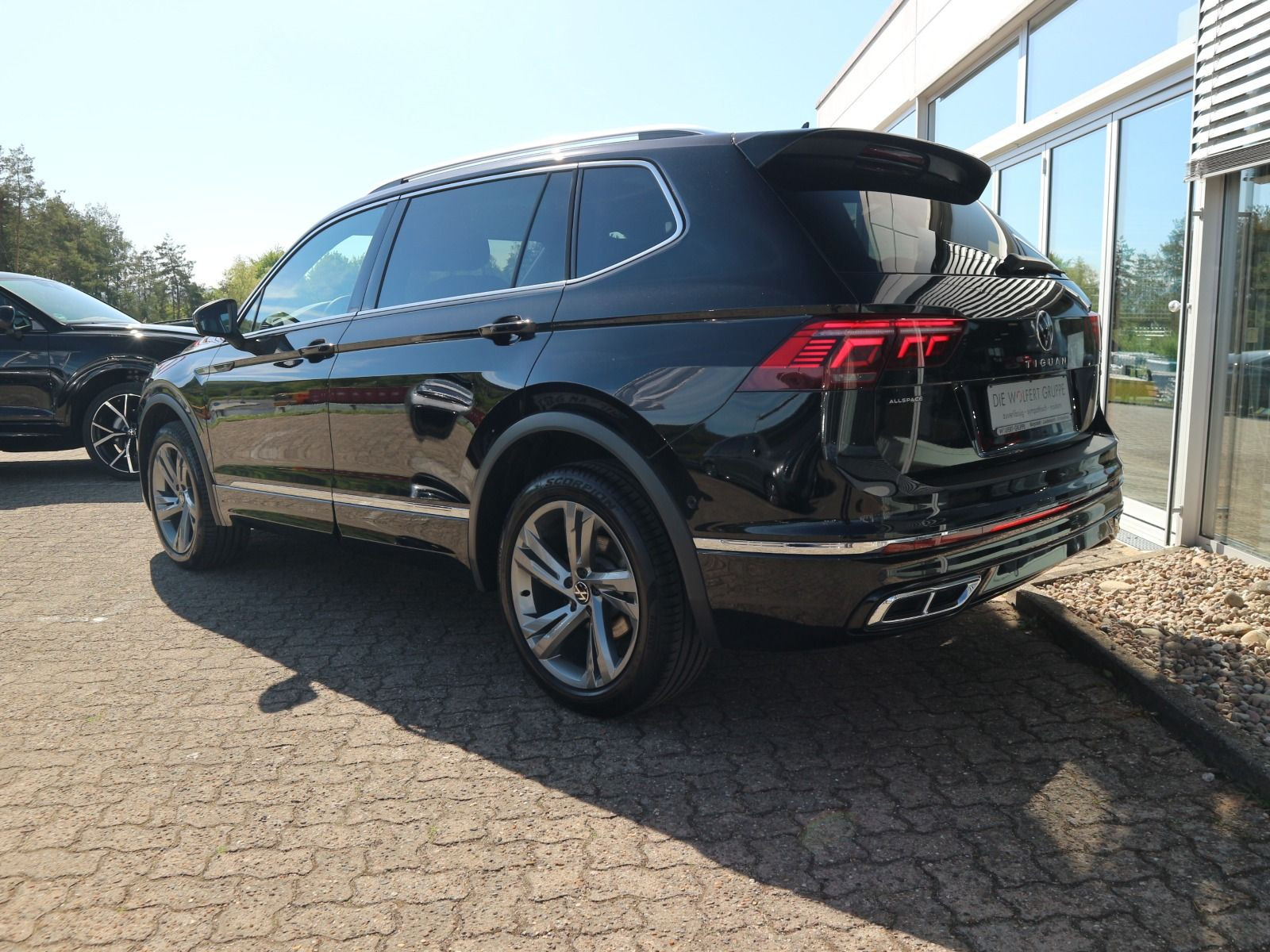 Fahrzeugabbildung Volkswagen Tiguan Allspace R-Line 2.0 TDI 4M DSG STHZG HK PANO