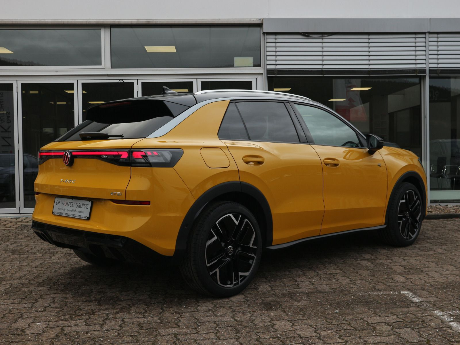Fahrzeugabbildung Volkswagen T-Roc R-Line 1.5 eTSI OPF (150 PS) DSG *PANORAMA*WINTERRÄDER*NAVI*NEUES MODELL*