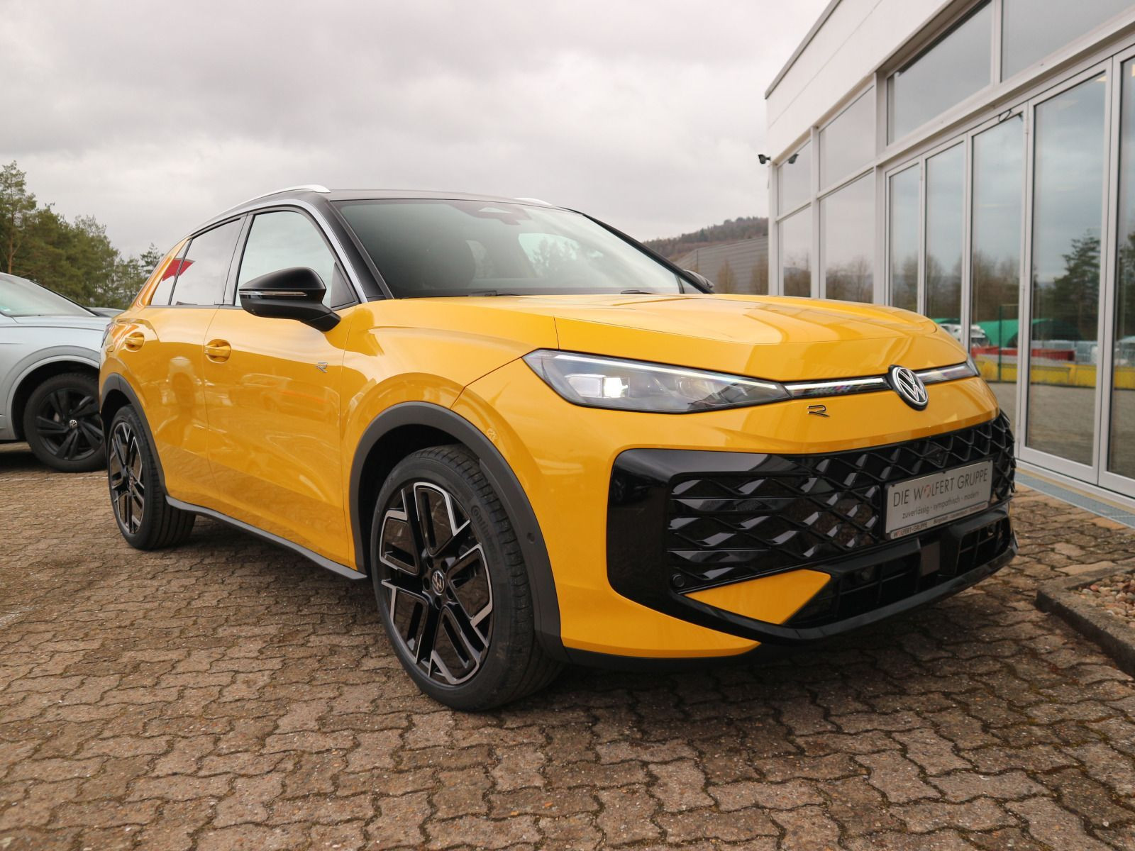 Fahrzeugabbildung Volkswagen T-Roc R-Line 1.5 eTSI OPF (150 PS) DSG *PANORAMA*WINTERRÄDER*NAVI*NEUES MODELL*