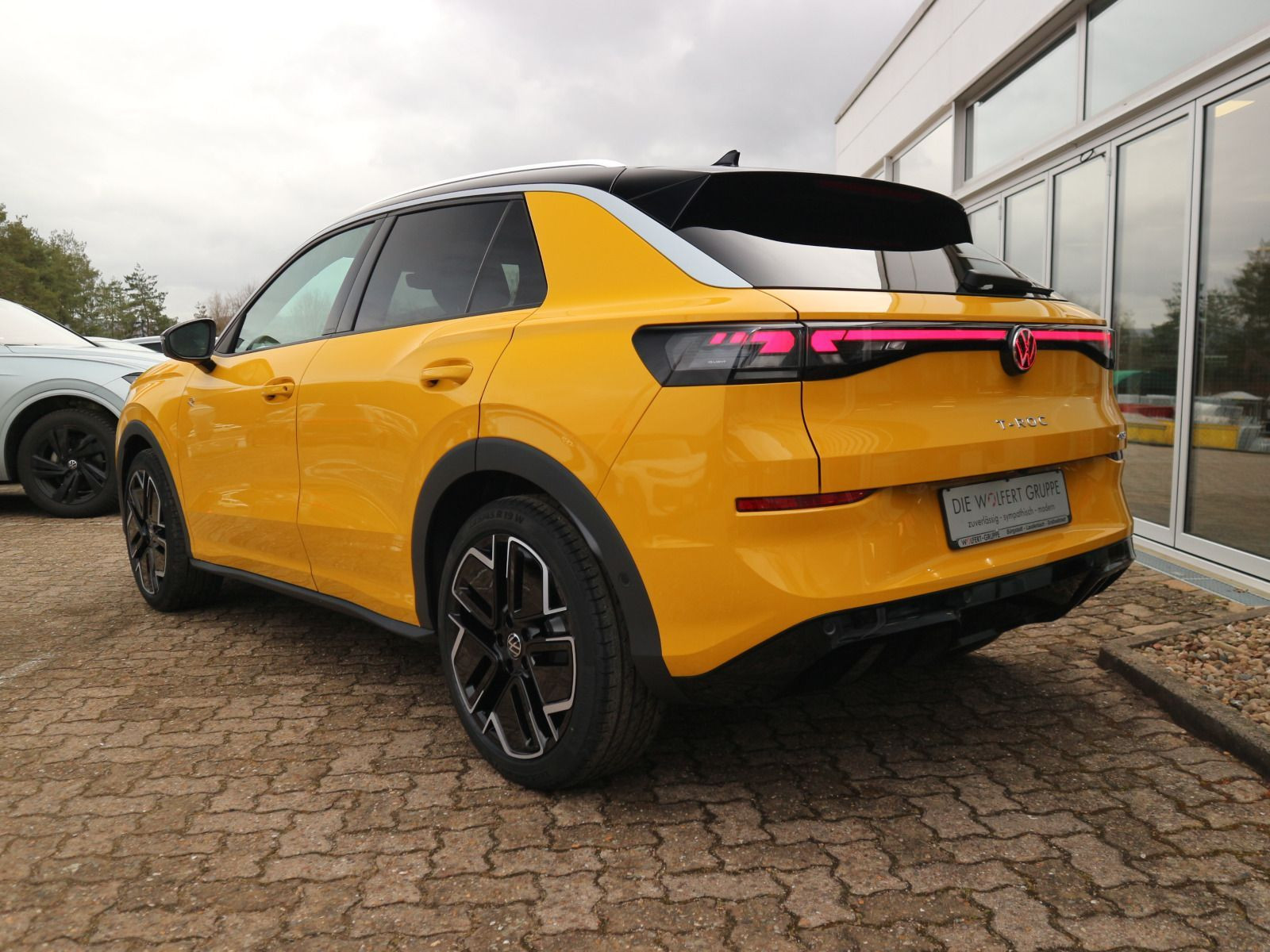 Fahrzeugabbildung Volkswagen T-Roc R-Line 1.5 eTSI OPF (150 PS) DSG *PANORAMA*WINTERRÄDER*NAVI*NEUES MODELL*
