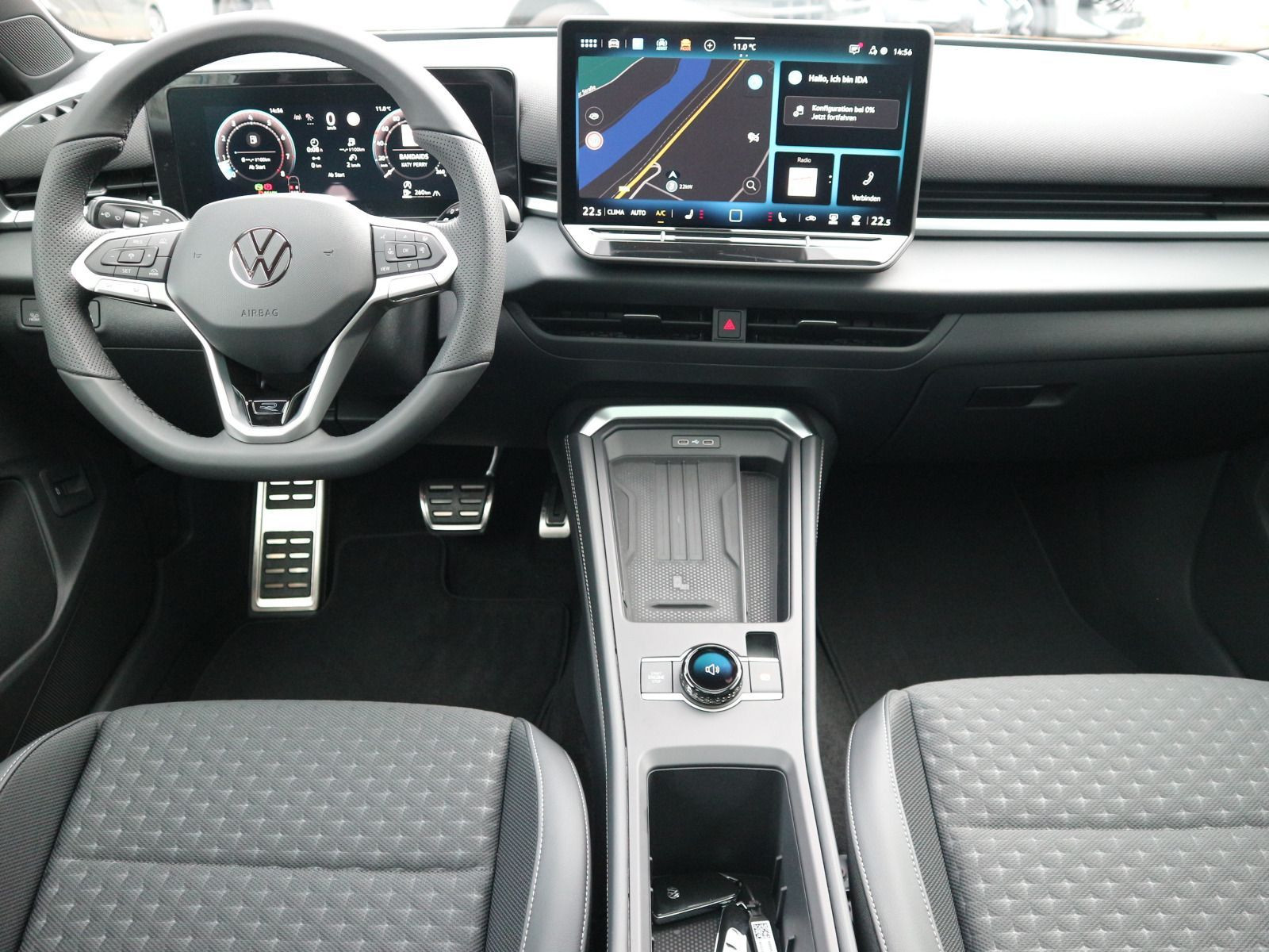 Fahrzeugabbildung Volkswagen T-Roc R-Line 1.5 eTSI OPF (150 PS) DSG *PANORAMA*WINTERRÄDER*NAVI*NEUES MODELL*