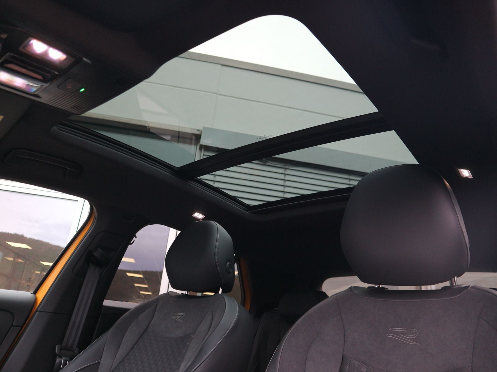 Fahrzeugabbildung Volkswagen T-Roc R-Line 1.5 eTSI OPF (150 PS) DSG *PANORAMA*WINTERRÄDER*NAVI*NEUES MODELL*