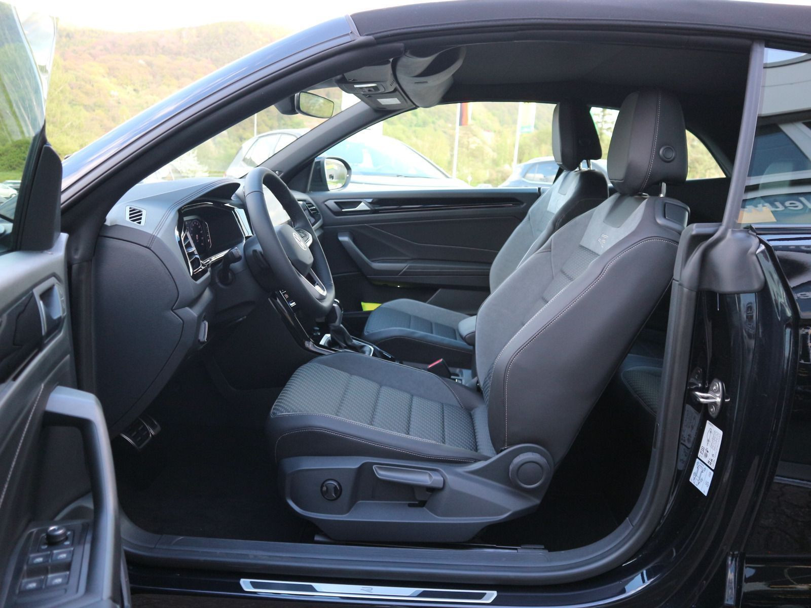Fahrzeugabbildung Volkswagen T-Roc Cabriolet R-Line 1.5 l TSI OPF (150 PS) DSG*AHK*Standheizung*