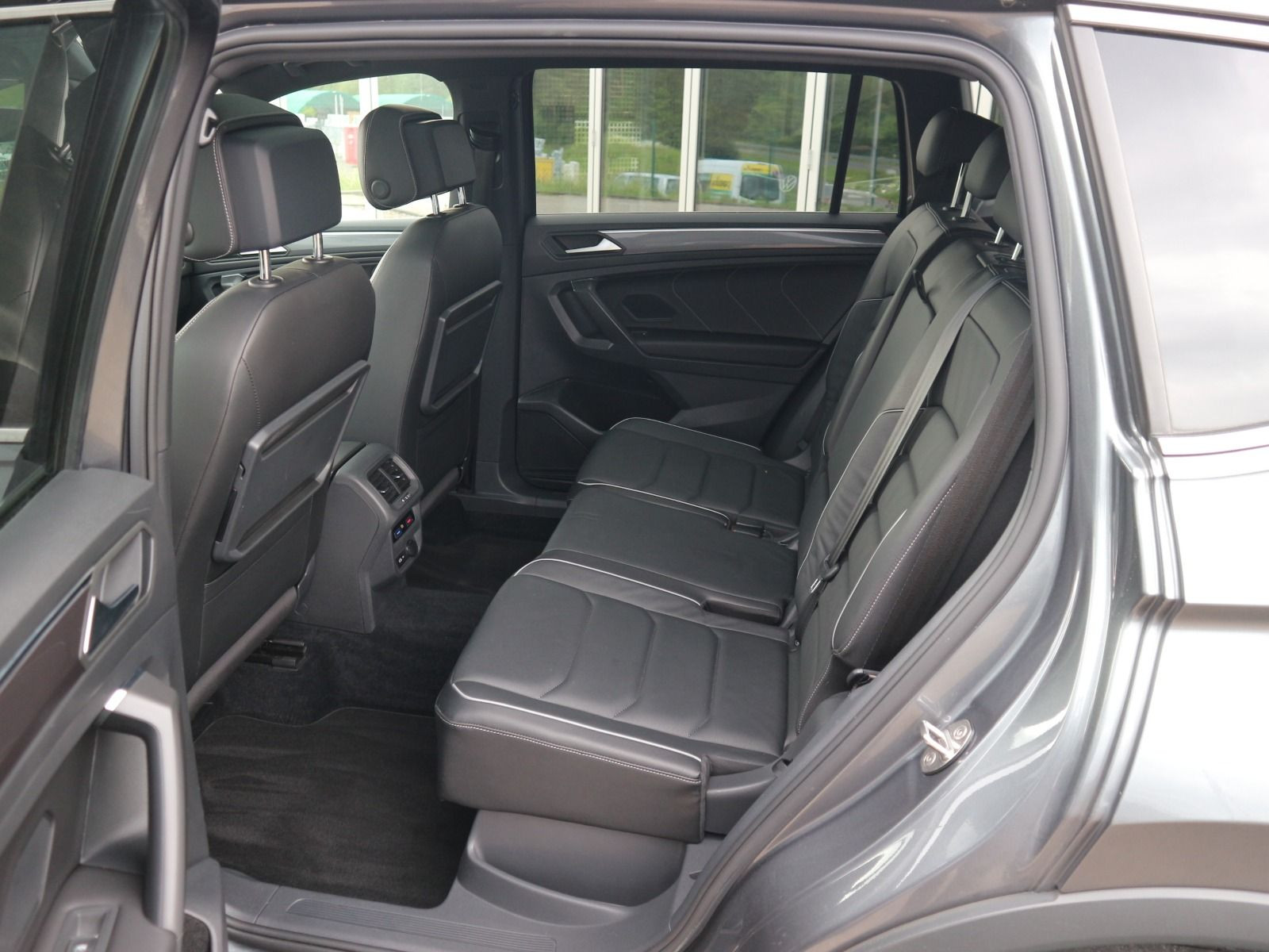 Fahrzeugabbildung Volkswagen Tiguan Allspace HL R-Line 2.0 TDI 4M DSG PANO 360° AHK
