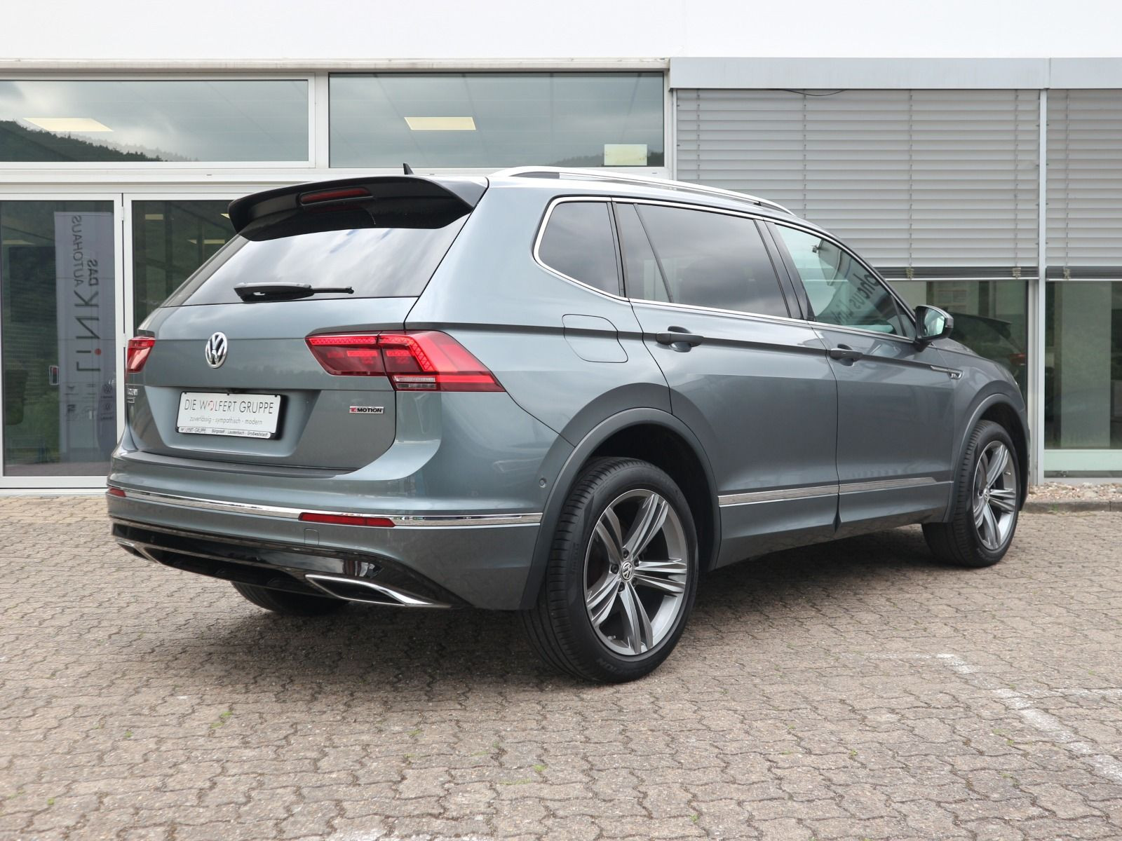 Fahrzeugabbildung Volkswagen Tiguan Allspace HL R-Line 2.0 TDI 4M DSG PANO 360° AHK