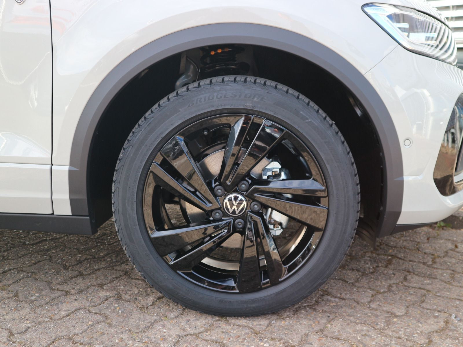 Fahrzeugabbildung Volkswagen T-Roc Cabriolet R-Line Edition Karmann 1.5 l TSI OPF (150 PS) DSG*AHK*WINTERRÄDER*LIMITIERT*