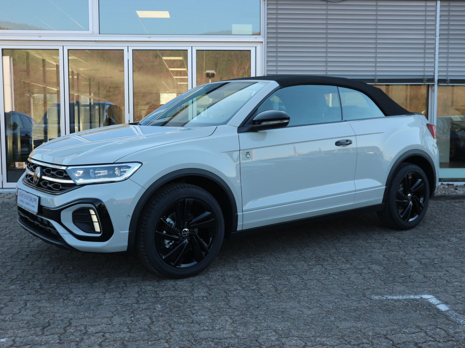 Fahrzeugabbildung Volkswagen T-Roc Cabriolet R-Line Edition Karmann 1.5 l TSI OPF (150 PS) DSG*AHK*WINTERRÄDER*LIMITIERT*