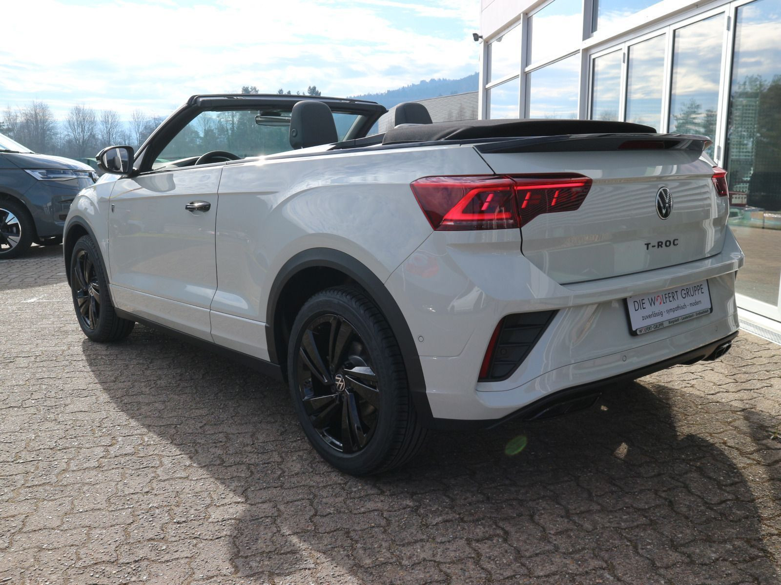 Fahrzeugabbildung Volkswagen T-Roc Cabriolet R-Line Edition Karmann 1.5 l TSI OPF (150 PS) DSG*AHK*WINTERRÄDER*LIMITIERT*