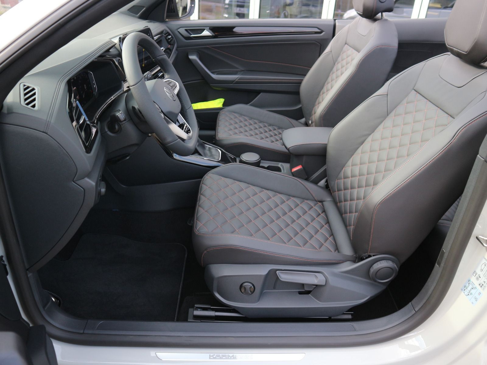 Fahrzeugabbildung Volkswagen T-Roc Cabriolet R-Line Edition Karmann 1.5 l TSI OPF (150 PS) DSG*AHK*WINTERRÄDER*LIMITIERT*