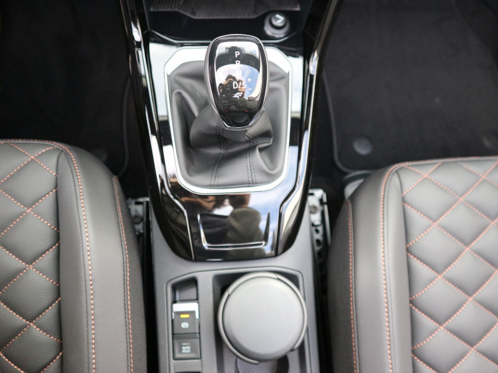 Fahrzeugabbildung Volkswagen T-Roc Cabriolet R-Line Edition Karmann 1.5 l TSI OPF (150 PS) DSG*AHK*WINTERRÄDER*LIMITIERT*