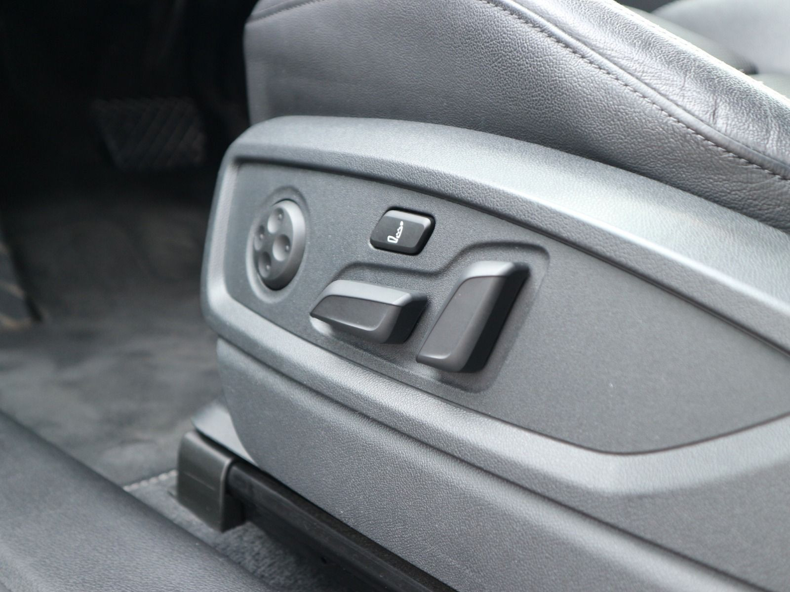 Fahrzeugabbildung Audi Q5 Sportback S line 55 TFSI e quattro LUFT*AHK