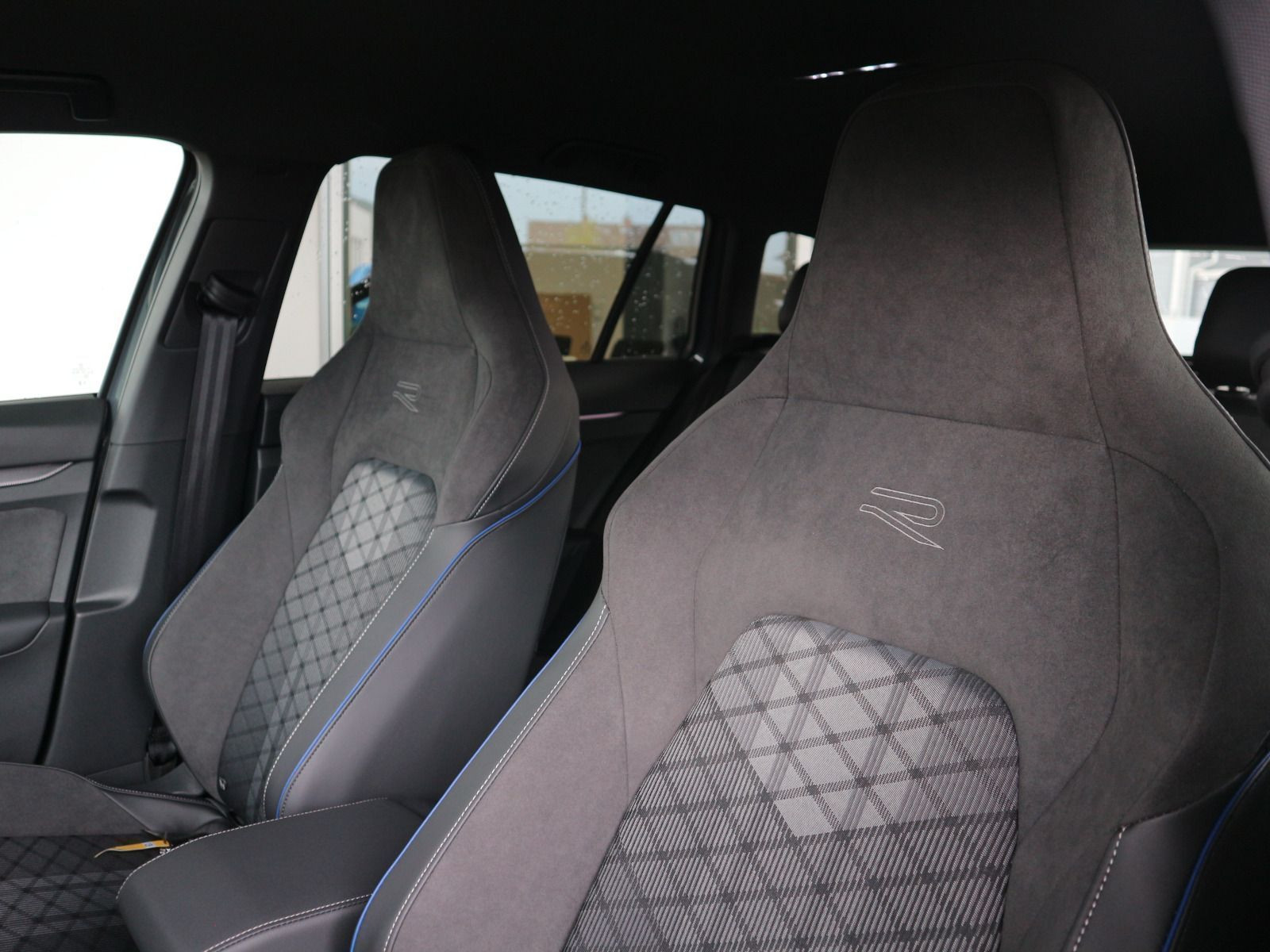 Fahrzeugabbildung Volkswagen Golf Variant R-Line 1.5 eTSI DSG AHK ACC LED PLUS
