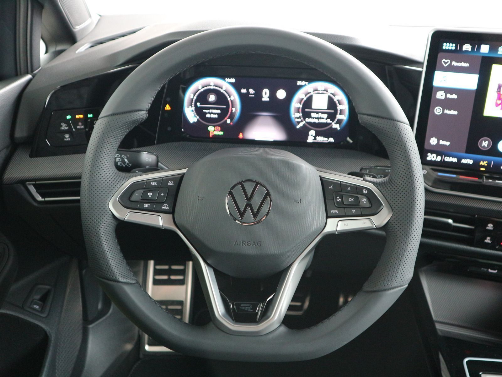 Fahrzeugabbildung Volkswagen Golf Variant R-Line 1.5 eTSI DSG AHK ACC LED PLUS
