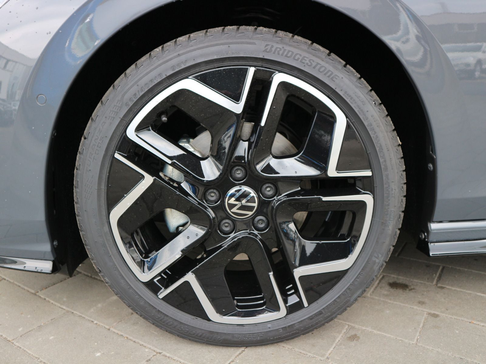 Fahrzeugabbildung Volkswagen Golf Variant R-Line 1.5 eTSI DSG AHK ACC LED PLUS