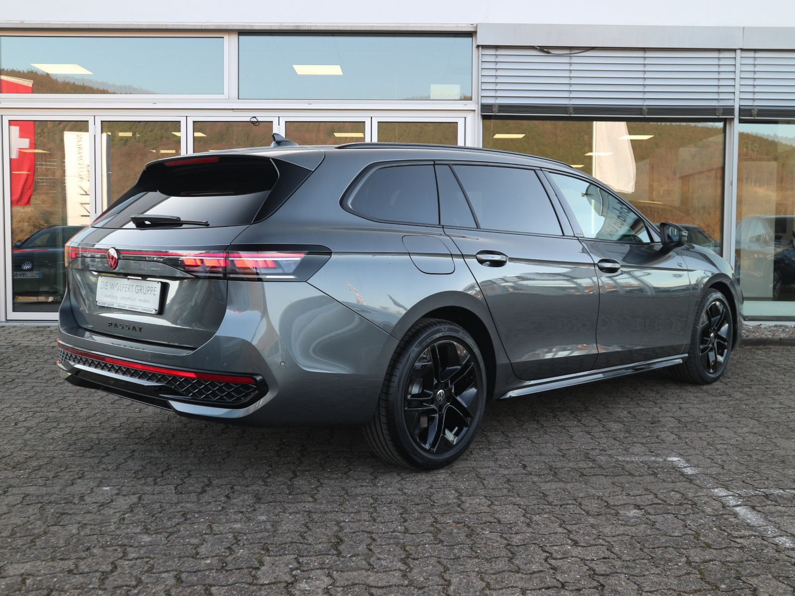 Fahrzeugabbildung Volkswagen Passat R-Line 2,0 TDI SCR (150 PS) DSG *AHK*BLACK STYLE*WINTERRÄDER*NAVI PRO*