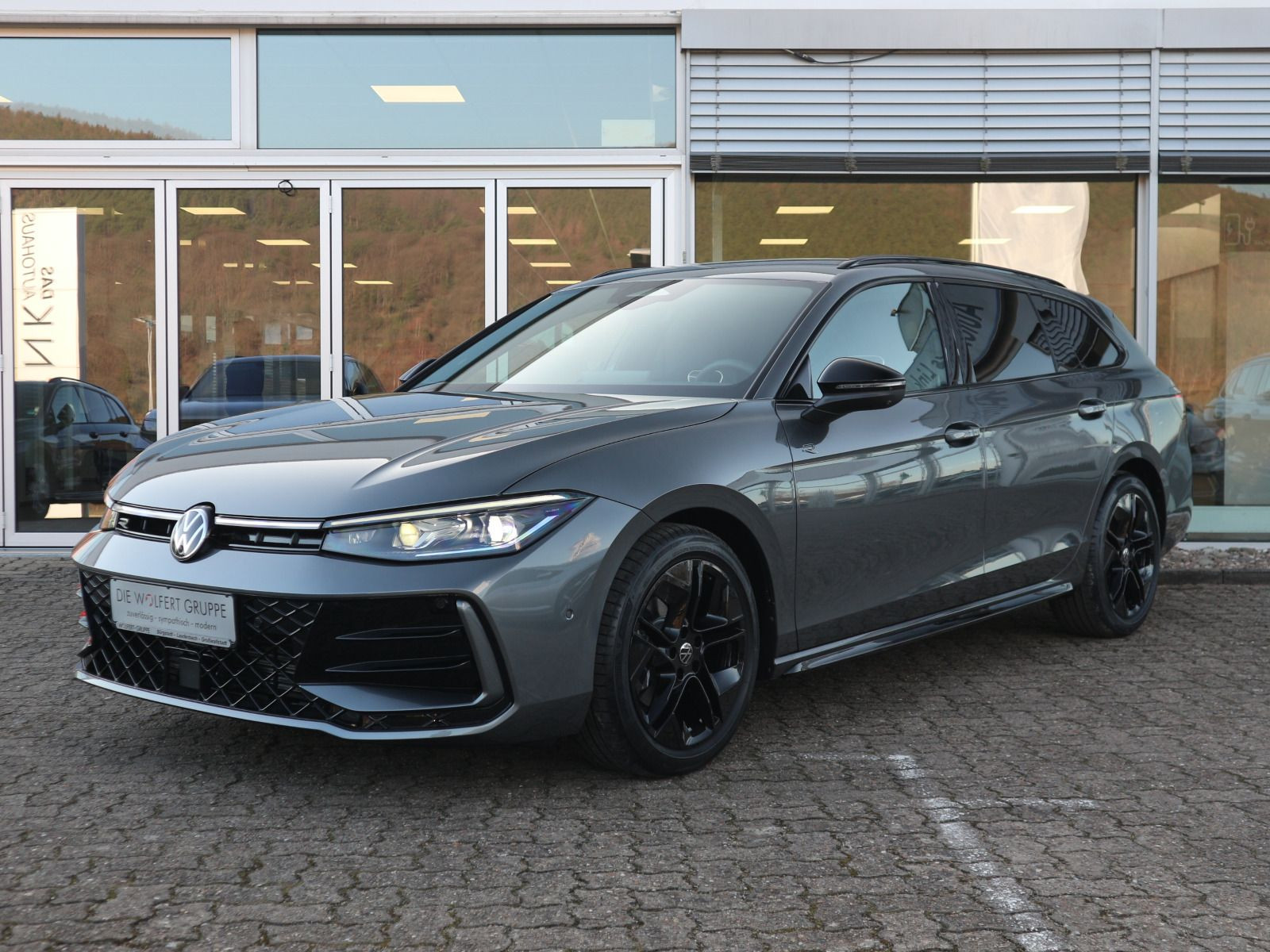 Fahrzeugabbildung Volkswagen Passat R-Line 2,0 TDI SCR (150 PS) DSG *AHK*BLACK STYLE*WINTERRÄDER*NAVI PRO*
