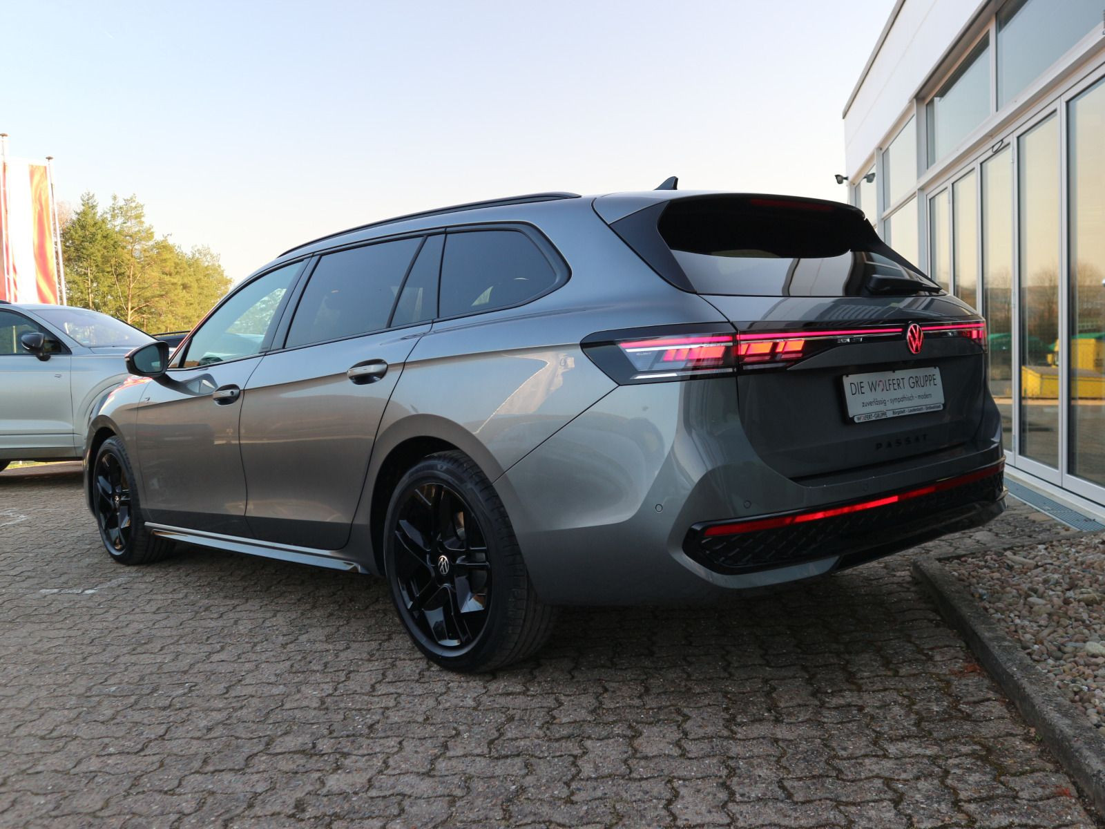 Fahrzeugabbildung Volkswagen Passat R-Line 2,0 TDI SCR (150 PS) DSG *AHK*BLACK STYLE*WINTERRÄDER*NAVI PRO*