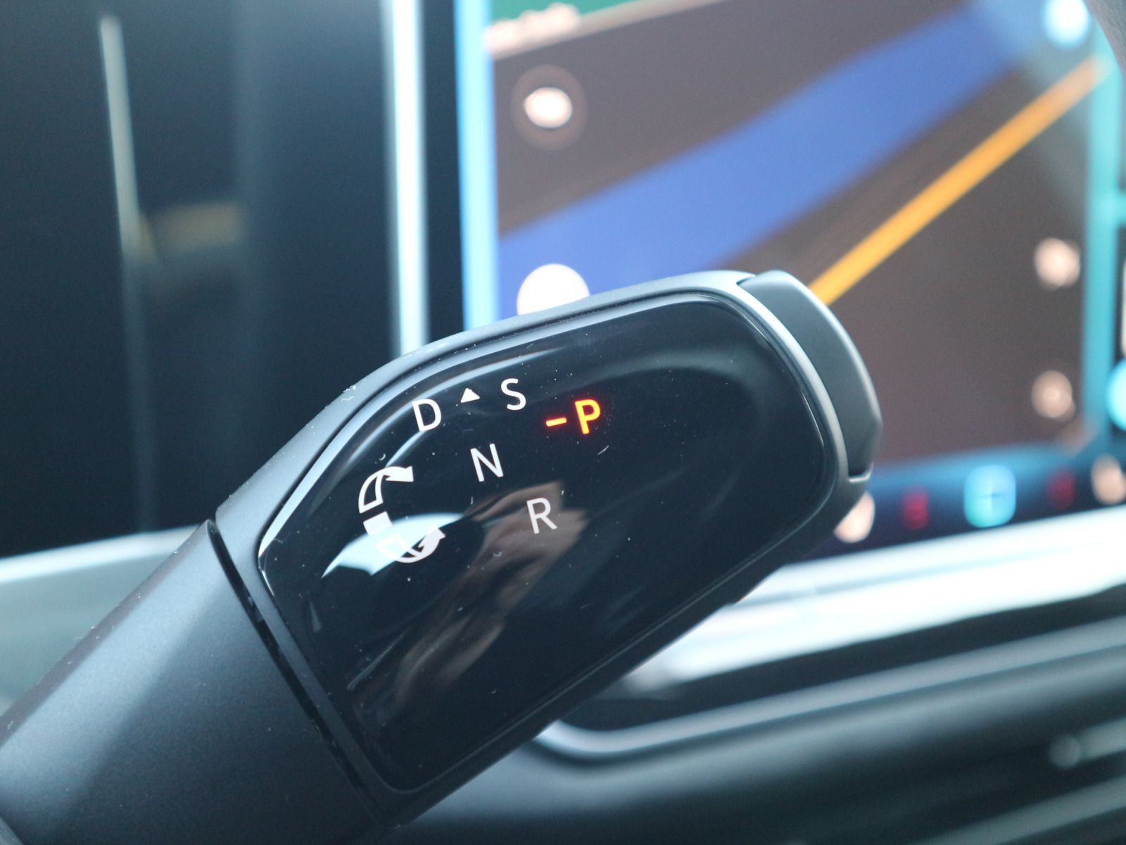 Fahrzeugabbildung Volkswagen Passat R-Line 2,0 TDI SCR (150 PS) DSG *AHK*BLACK STYLE*WINTERRÄDER*NAVI PRO*