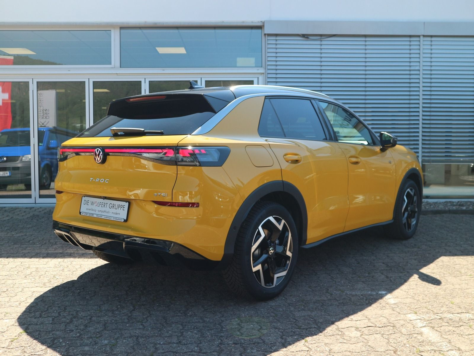 Fahrzeugabbildung Volkswagen T-Roc R-Line 1.5 l eTSI DSG AHK KEYLESS IQ.LIGHT ALLWETTER