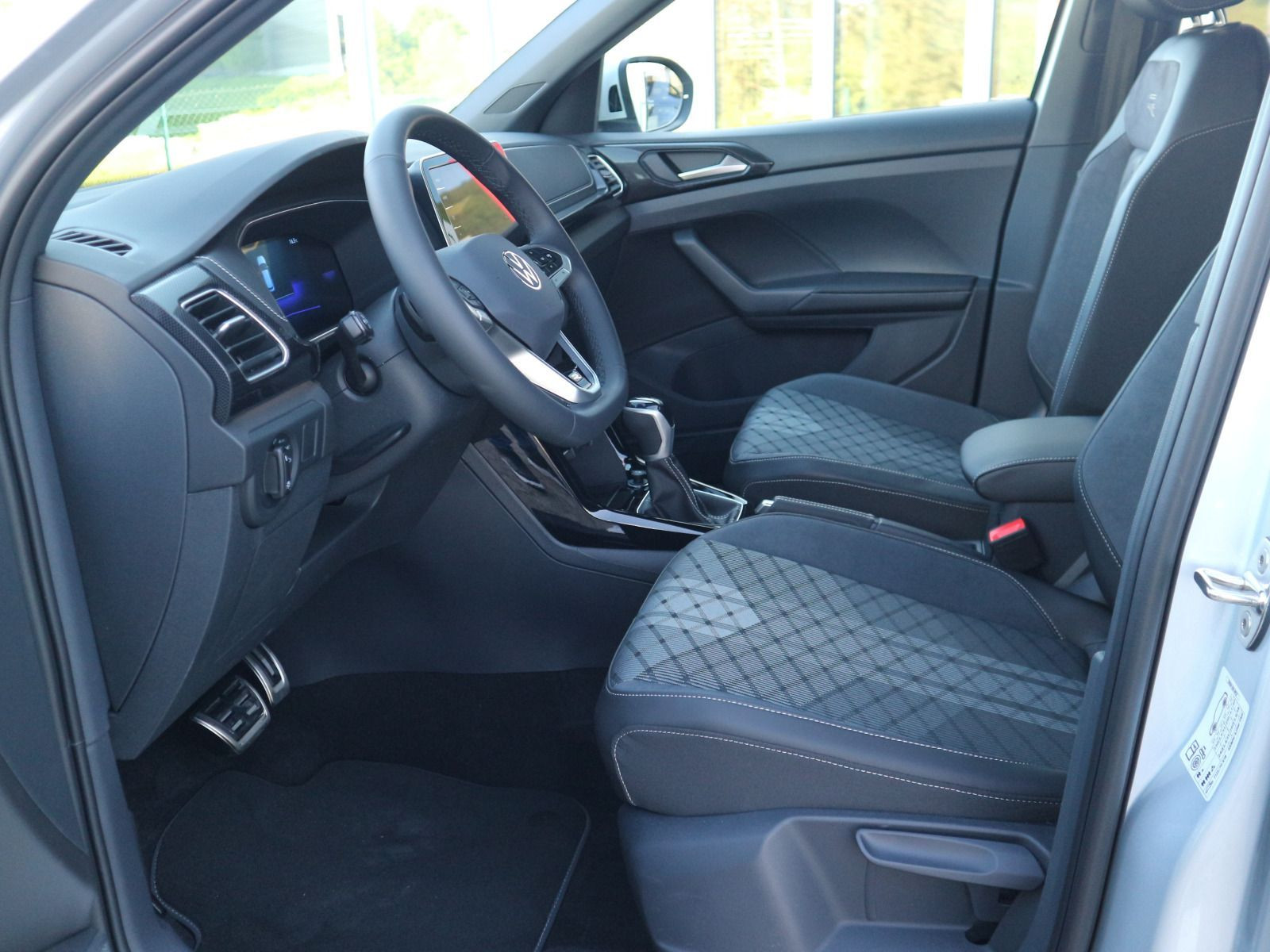 Fahrzeugabbildung Volkswagen T-Cross R-Line 1.5 TSI ACT OPF (150 PS) DSG*AHK*NAVI*ALLWETTER*