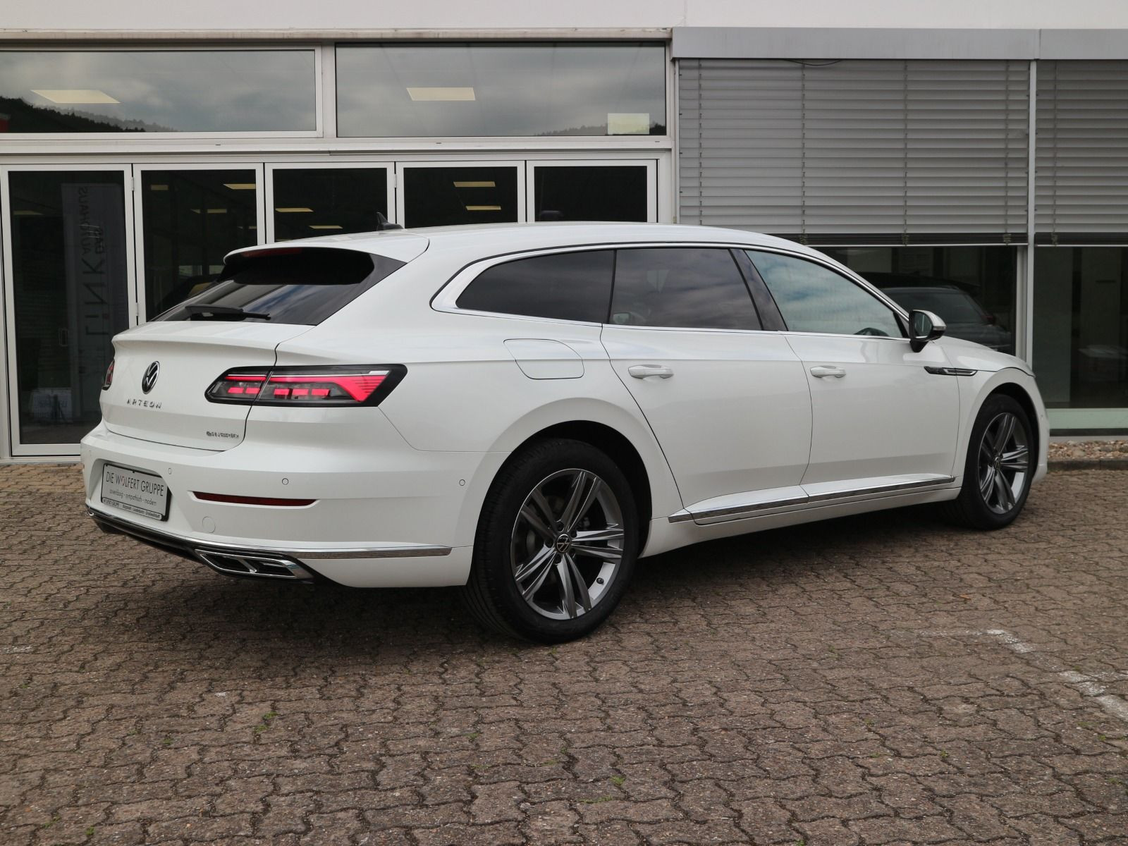 Fahrzeugabbildung Volkswagen Arteon SB R-Line 1.4 TSI eHybrid DSG AHK STHZG PANO 360°