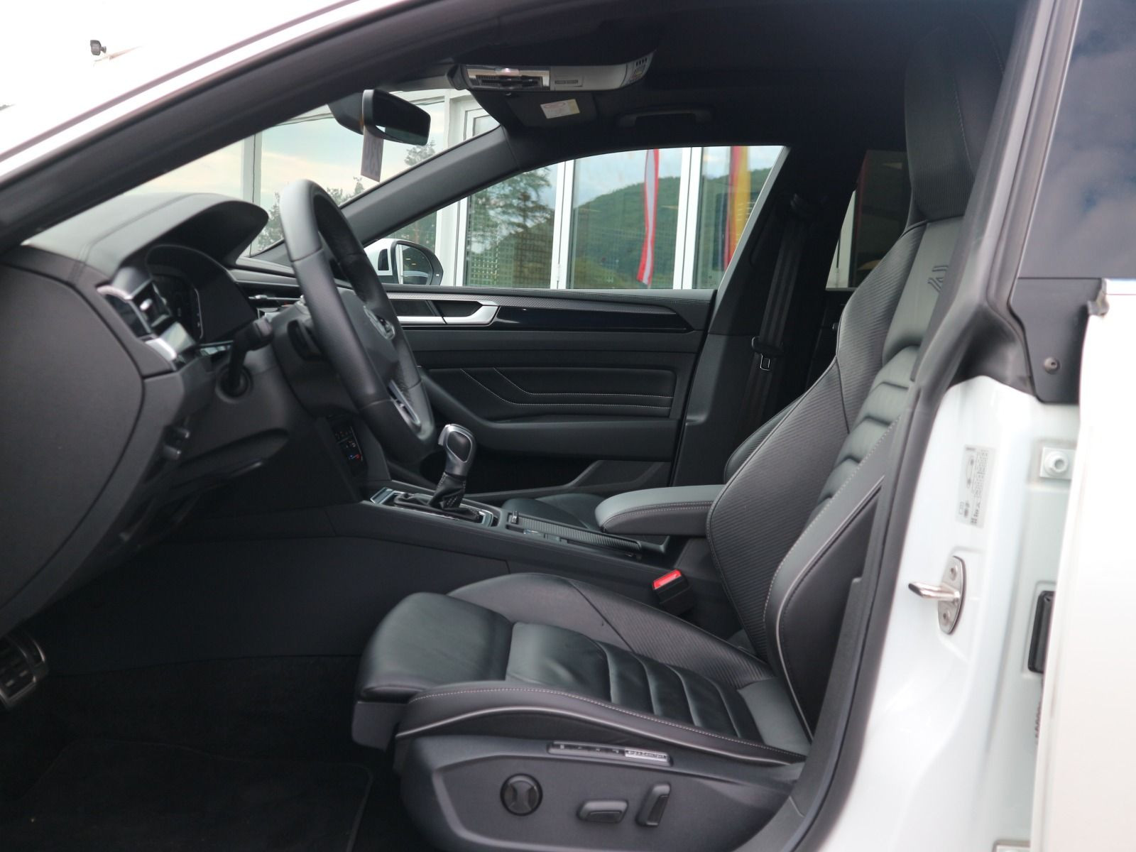 Fahrzeugabbildung Volkswagen Arteon SB R-Line 1.4 TSI eHybrid DSG AHK STHZG PANO 360°