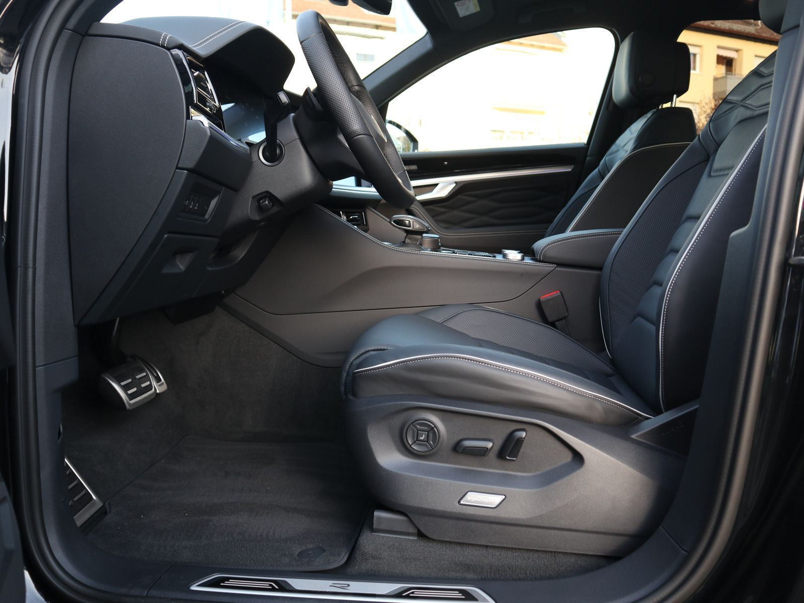 Fahrzeugabbildung Volkswagen Touareg R-Line V6 TDI SCR 4MOTION 210 kW (286 PS) - 8-Gang-Automatik (Tiptronic)