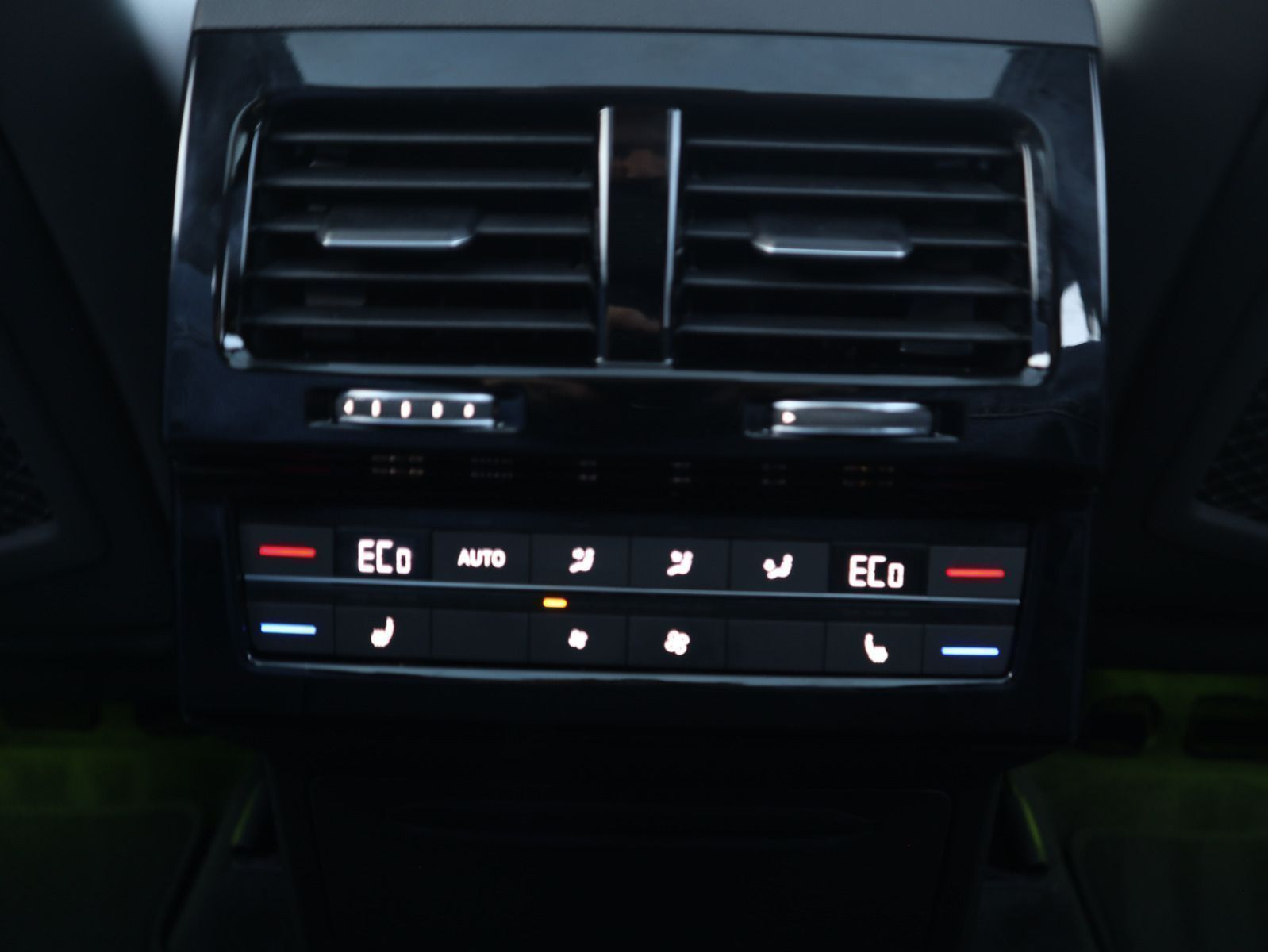 Fahrzeugabbildung Volkswagen Touareg R-Line V6 TDI SCR 4MOTION 210 kW (286 PS) - 8-Gang-Automatik (Tiptronic)