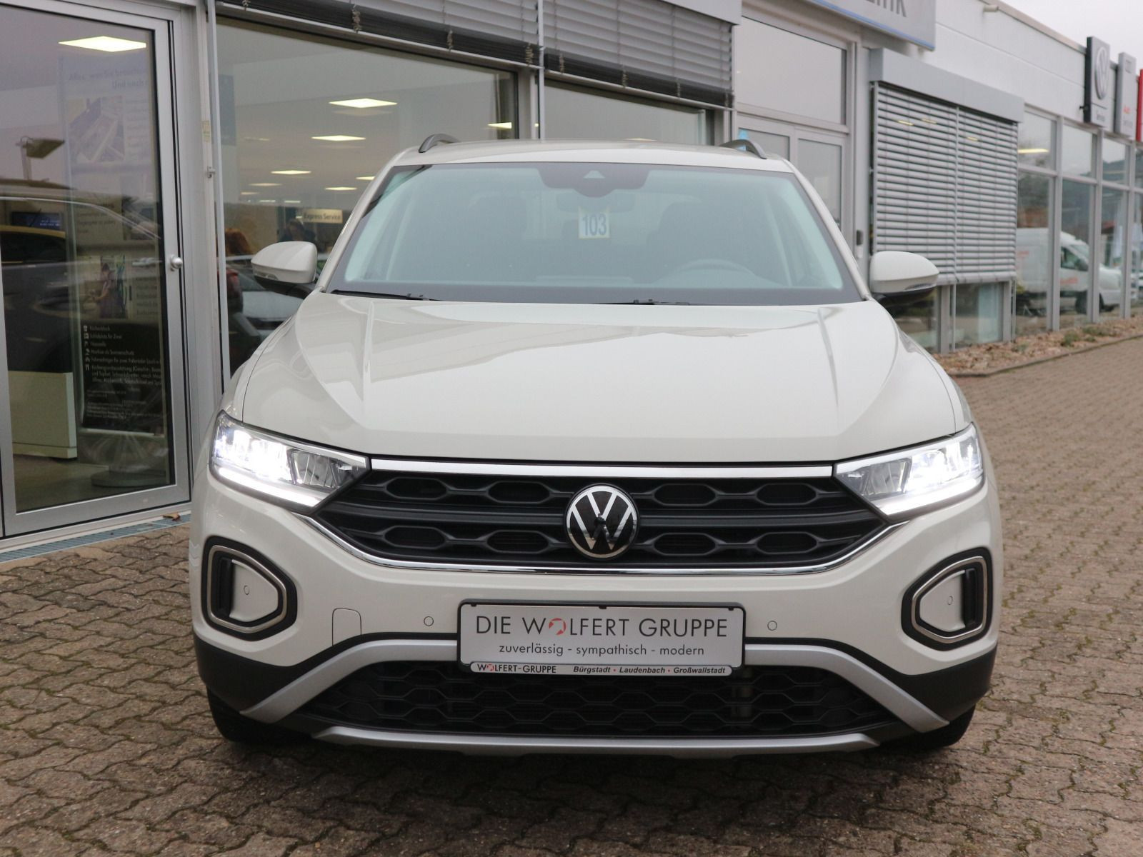 Fahrzeugabbildung Volkswagen T-Roc 1.5 TSI DSG Life AHK NAVI DISCOVER CAR PLAY