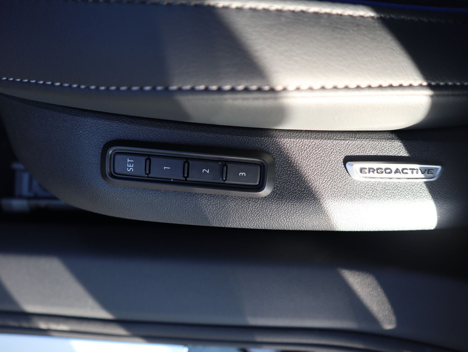 Fahrzeugabbildung Volkswagen Passat R-Line 2,0 TDI SCR (150 PS) DSG *AHK*BLACK STYLE*WINTERRÄDER*NAVI PRO*