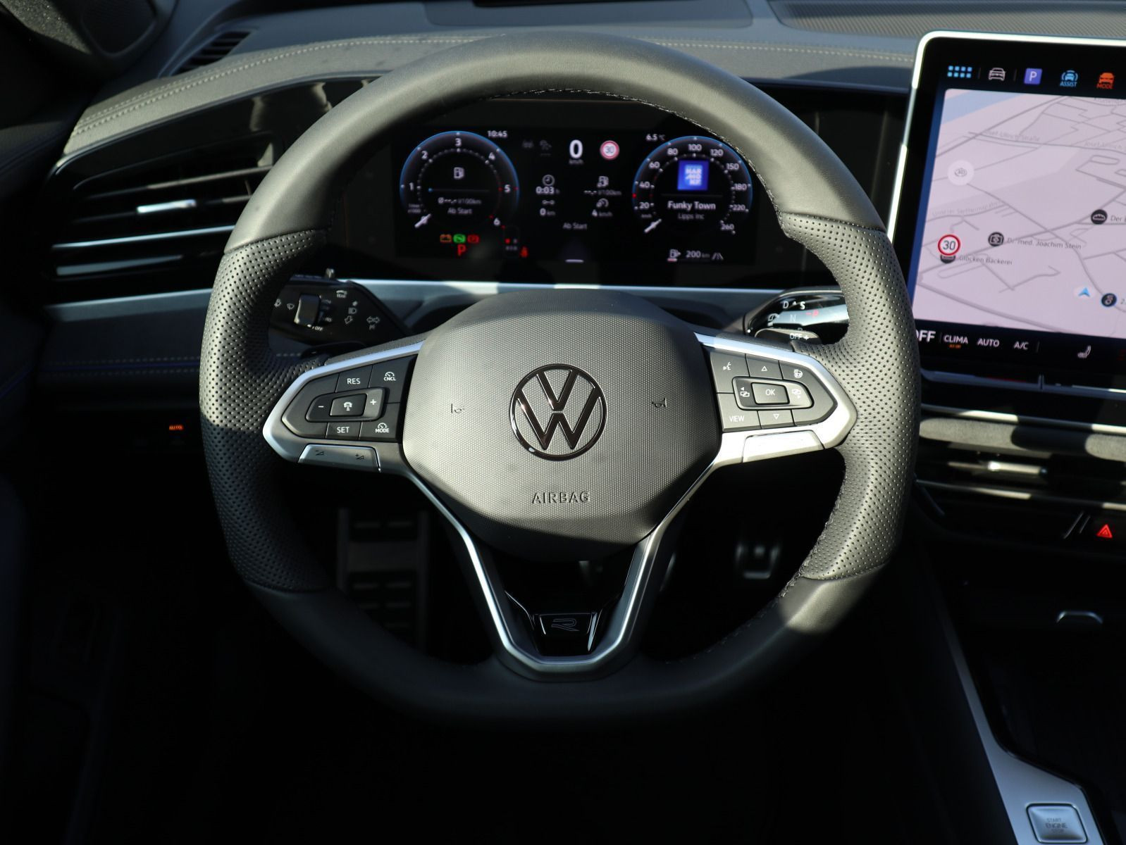 Fahrzeugabbildung Volkswagen Passat R-Line 2,0 TDI SCR (150 PS) DSG *AHK*BLACK STYLE*WINTERRÄDER*NAVI PRO*