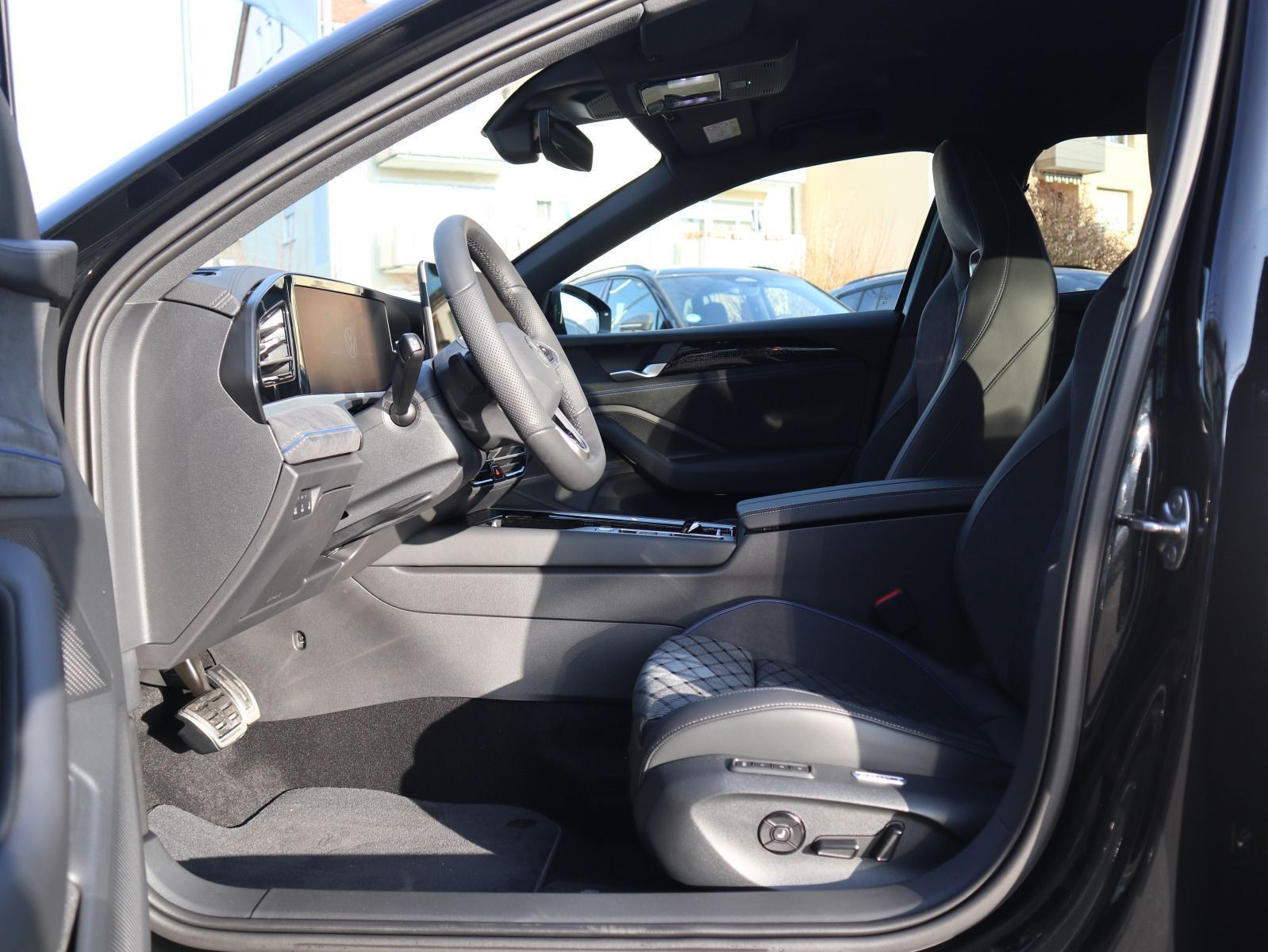 Fahrzeugabbildung Volkswagen Passat R-Line 2,0 TDI SCR (150 PS) DSG *AHK*BLACK STYLE*WINTERRÄDER*NAVI PRO*