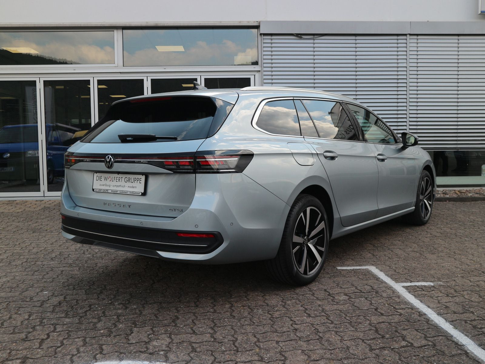 Fahrzeugabbildung Volkswagen Passat Business 1.5 eTSI DSG HK PANO AHK 360°
