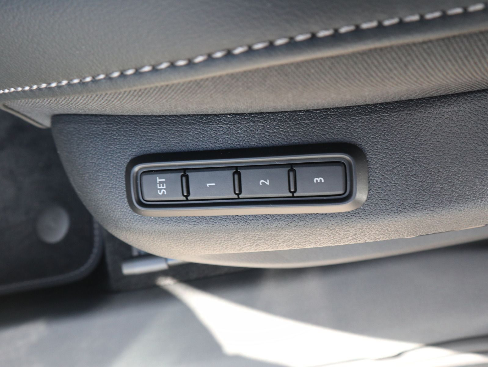 Fahrzeugabbildung Volkswagen Tayron R-Line 2,0 TDI SCR 4MOTION (193 PS) DSG *AHK*PANORAMA*7-SITZER*LEDER*STHZ