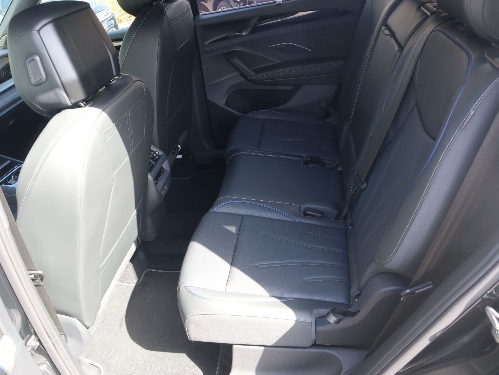 Fahrzeugabbildung Volkswagen Tayron R-Line 2,0 TDI SCR 4MOTION (193 PS) DSG *AHK*PANORAMA*7-SITZER*LEDER*STHZ