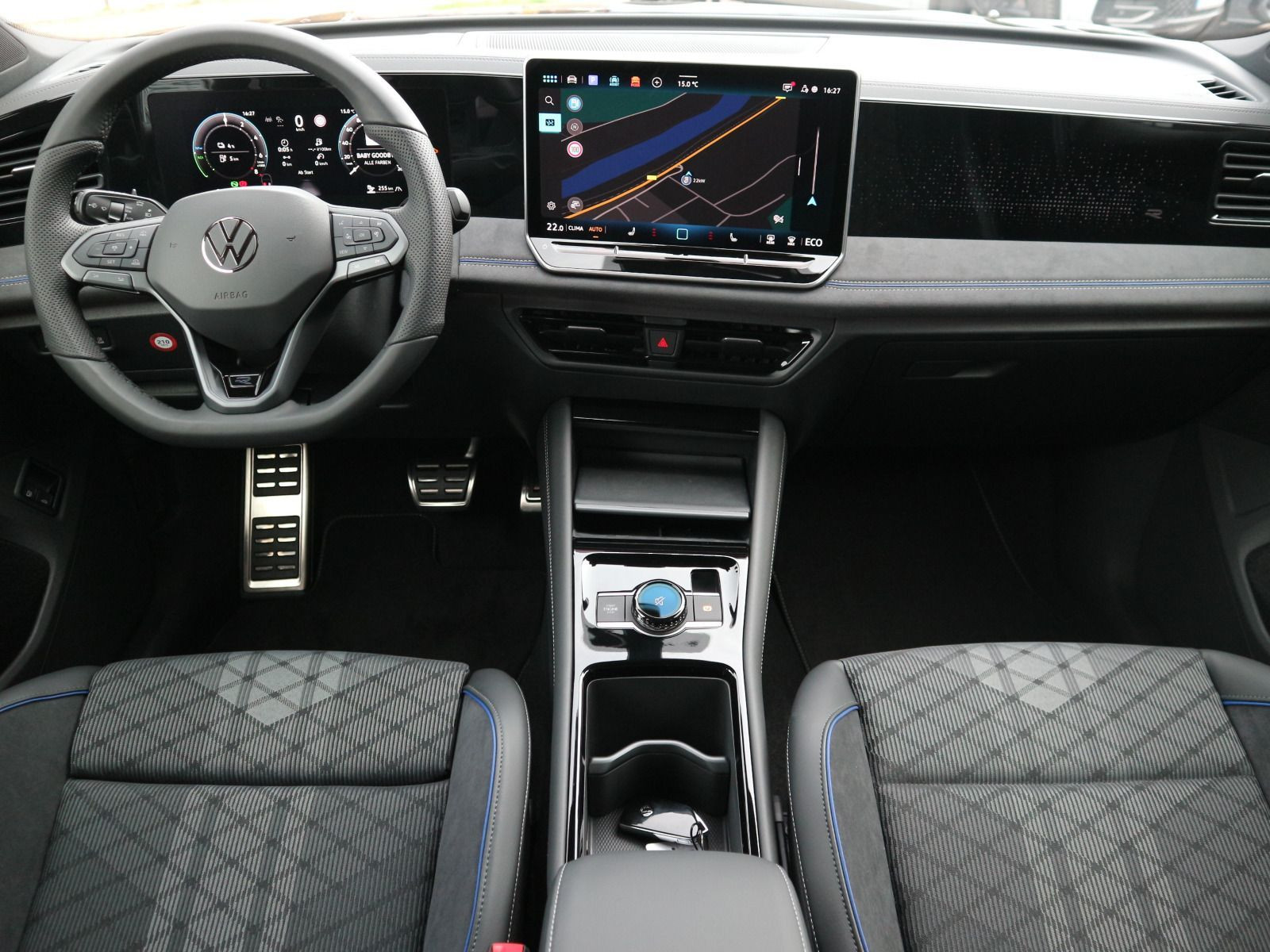 Fahrzeugabbildung Volkswagen Tiguan R-Line 1,5 eHybrid OPF (150 PS) / (115 PS) DSG*AHK*WINTERRÄDER*NAVI*