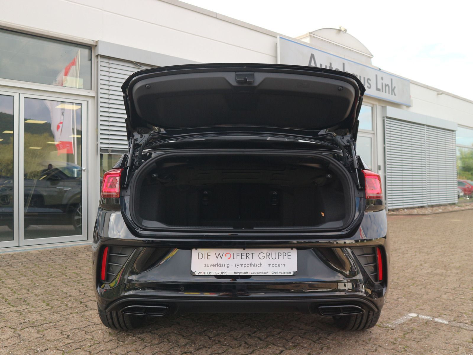 Fahrzeugabbildung Volkswagen T-Roc Cabriolet R-Line 1.5 TSI OPF (150 PS) DSG *AHK*NAVI*BLACKSTYLE*19 ZOLL*