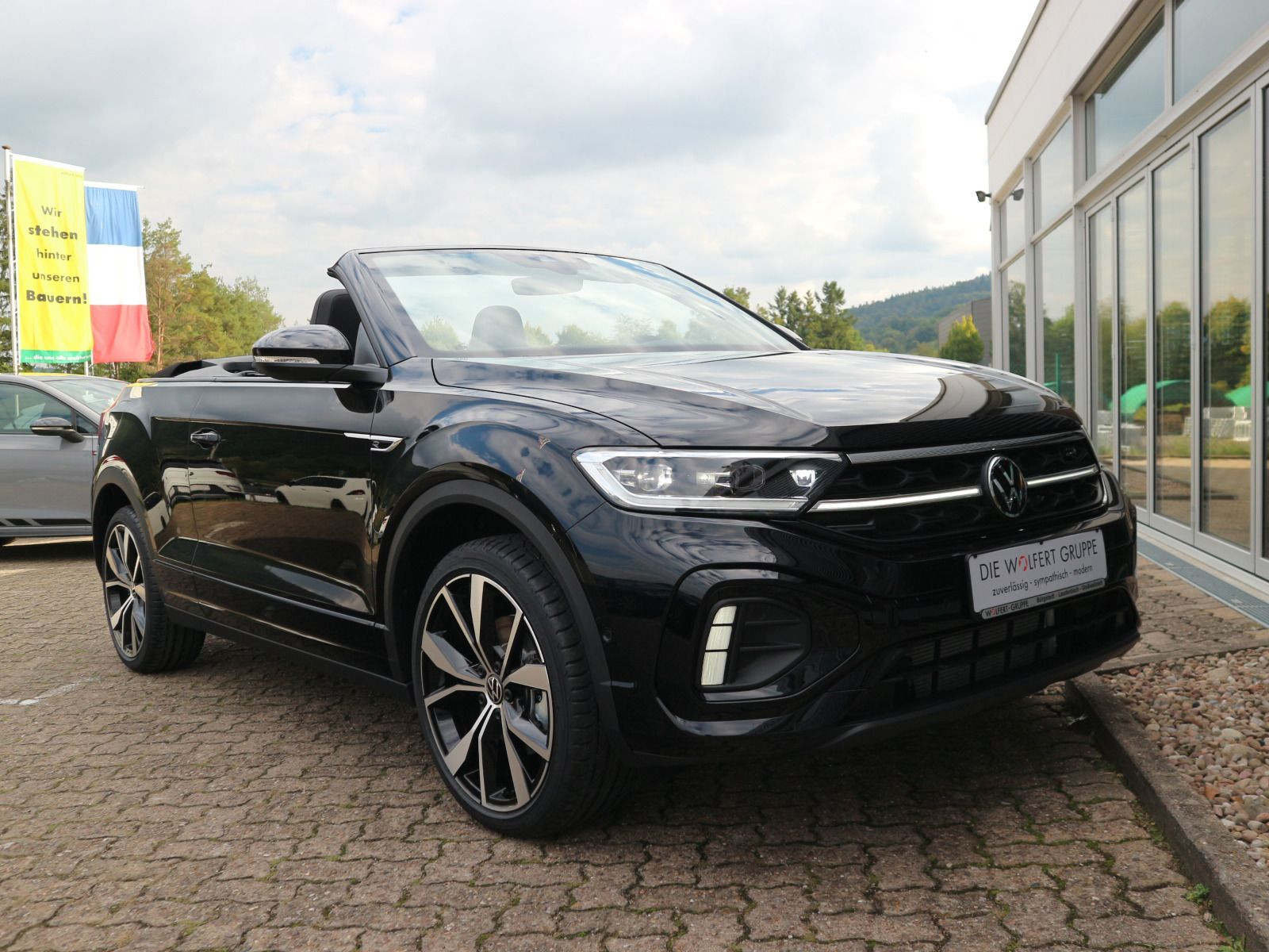 Fahrzeugabbildung Volkswagen T-Roc Cabriolet R-Line 1.5 TSI OPF (150 PS) DSG *AHK*NAVI*BLACKSTYLE*19 ZOLL*