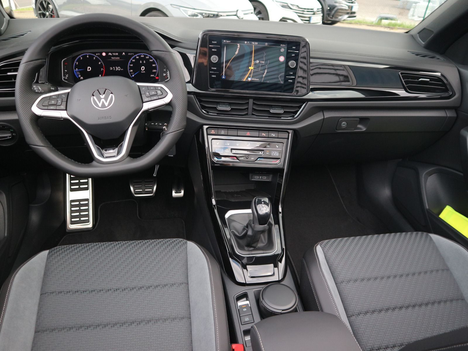 Fahrzeugabbildung Volkswagen T-Roc Cabriolet R-Line 1.5 TSI OPF (150 PS) DSG *AHK*NAVI*BLACKSTYLE*19 ZOLL*