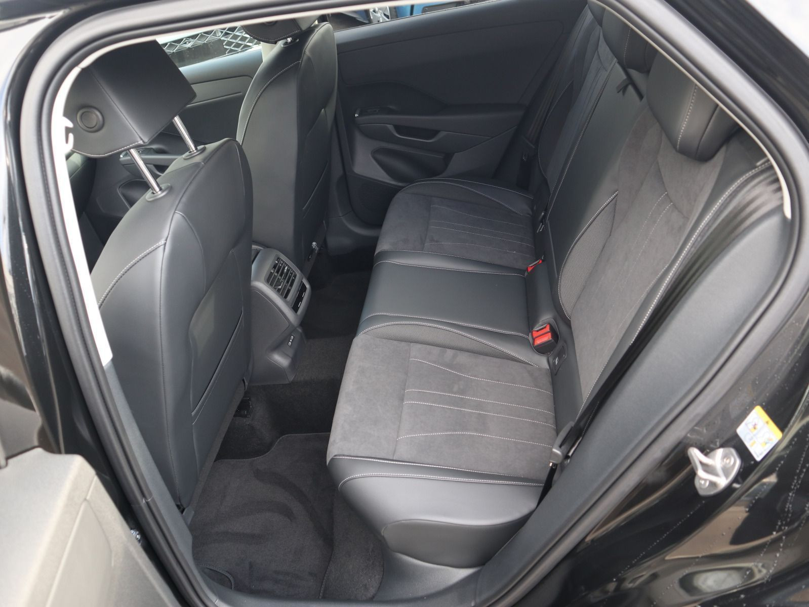 Fahrzeugabbildung Volkswagen T-Roc Style 1.5 eTSI OPF (116 PS) DSG *AHK*WINTERRÄDER*NAVI*NEUES MODELL*