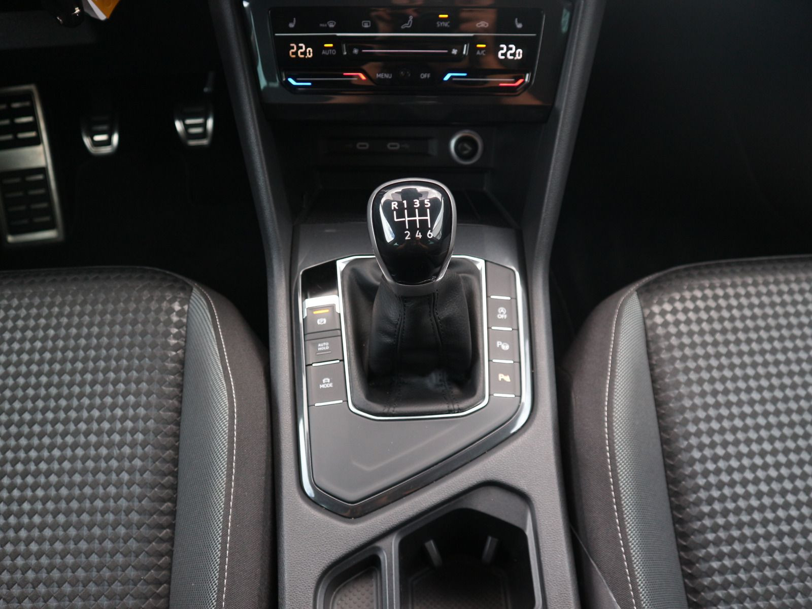 Fahrzeugabbildung Volkswagen Tiguan Active 1.5 TSI ACC LED RFK NAVI CARPLAY